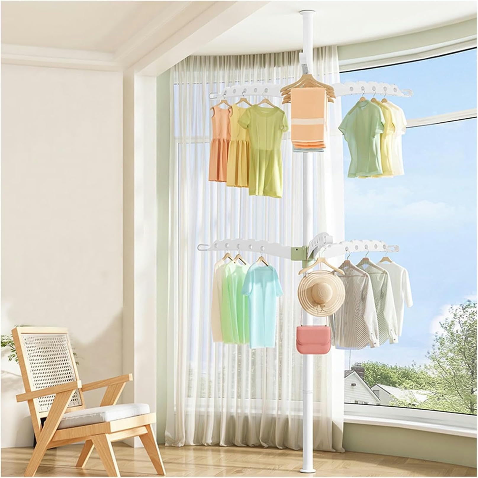 Porte-vêtements du sol au plafond pour organiser les petits espaces d'angle