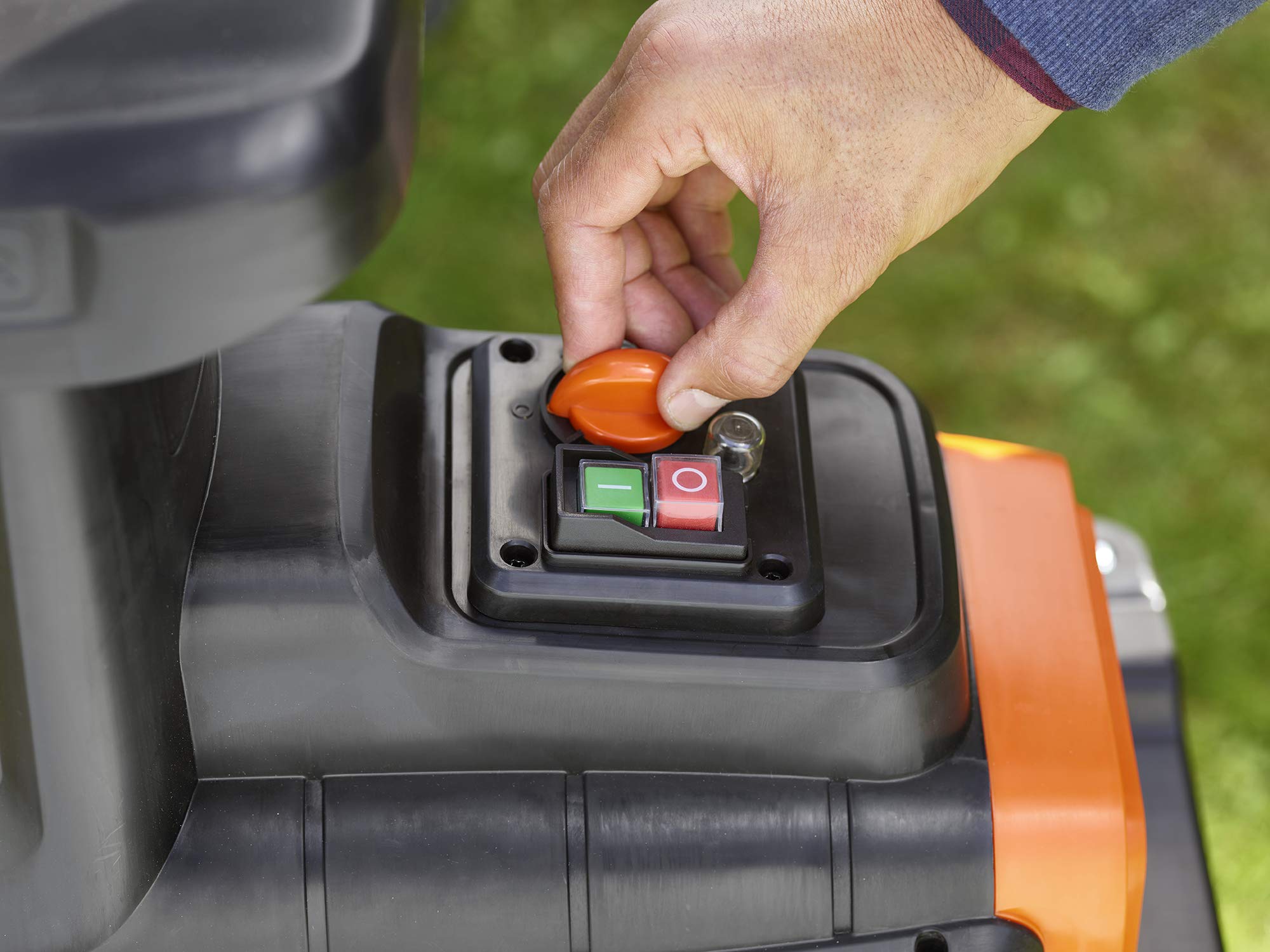 BLACK+DECKER Biotrituradora Eléctrica 2800W, Capacidad 45L, Tritura Ramas hasta 45mm, Empuñadura Integrada y Ruedas Grandes para Transporte - BEGAS5800