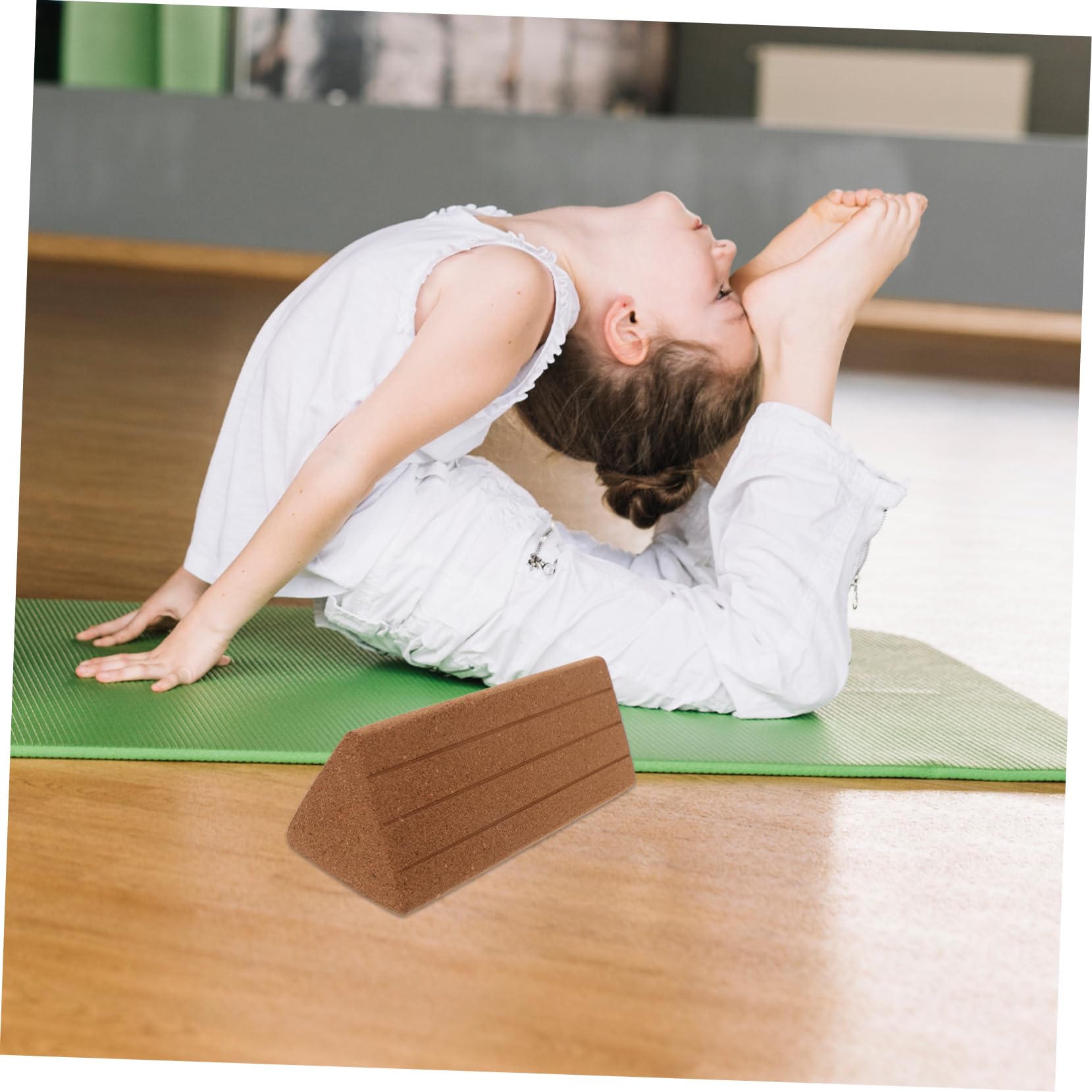 UKCOCO Yogablöcke Aus Kork in Dreiecksform Übungsblöcke Aus Schaumstoff Für Yoga Fitness Und Tanztraining Leichte Und Stabile Gymnastikblöcke Für Anfänger Und Fortgeschrittene