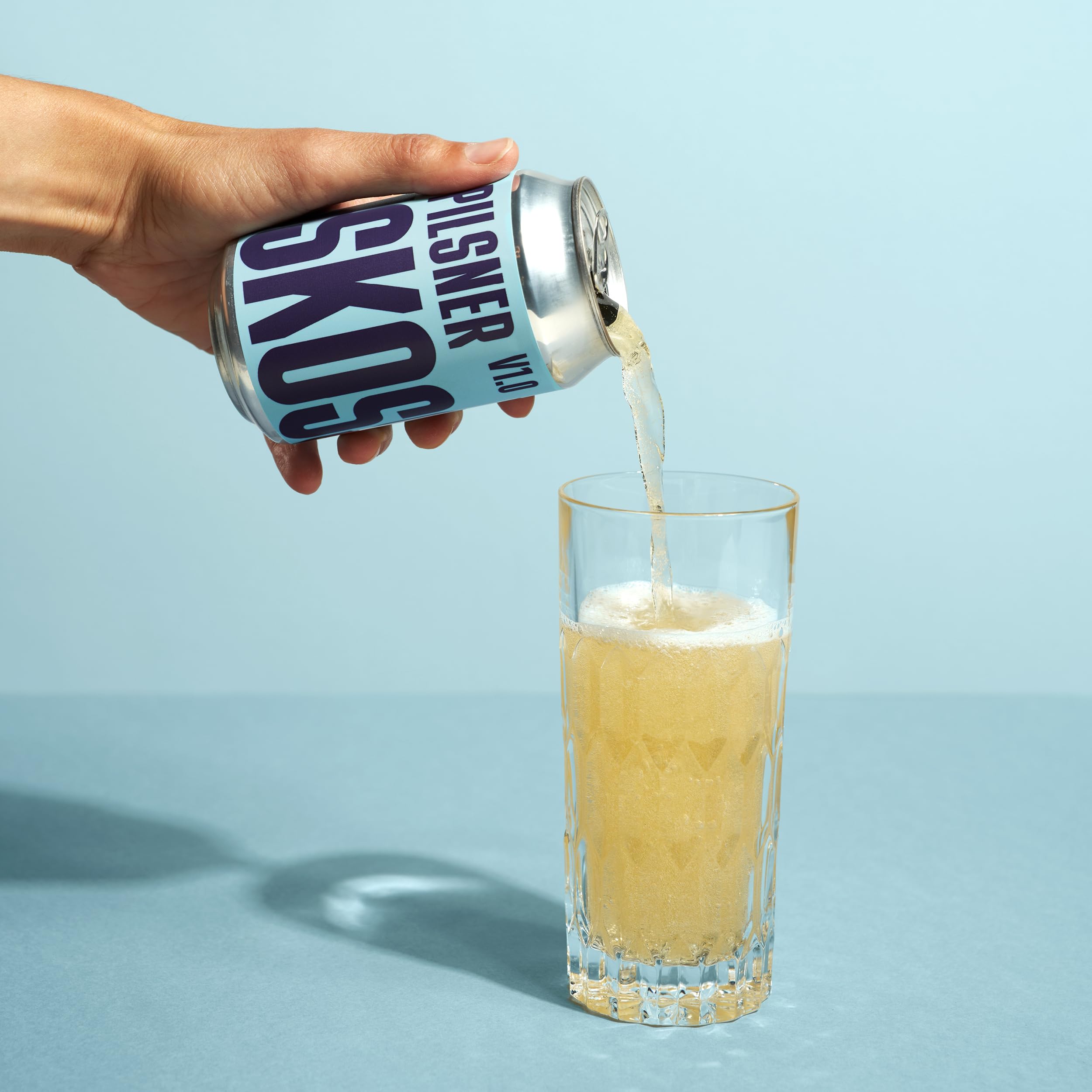 SKOSSA Pilsner Analcolica | 12 Lattine da 33 cl, Birra Lager Italiana Fresca e Leggera con Note Erbacee e Di Malto, Bevuta Secca e Pulita, Lattina in Alluminio Riciclabile, Alcohol Free