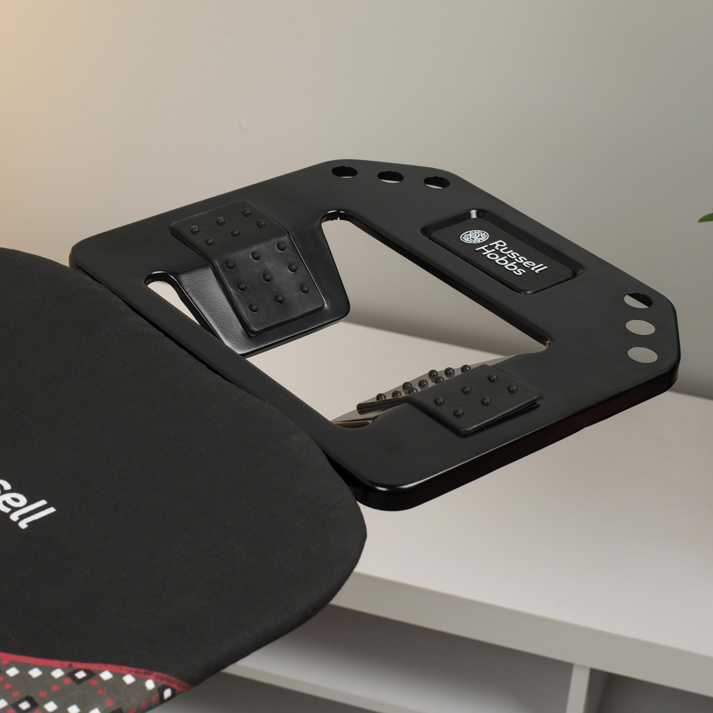 Russell Hobbs LA043153BLK Tabla De Planchar, Portátil Y Facil De Usar, con Ajustes De Altura, Patas Antideslizantes, Metal, Patas Antideslizantes, Incluye Soporte para Plancha, 122 x 38 x 90, Negro