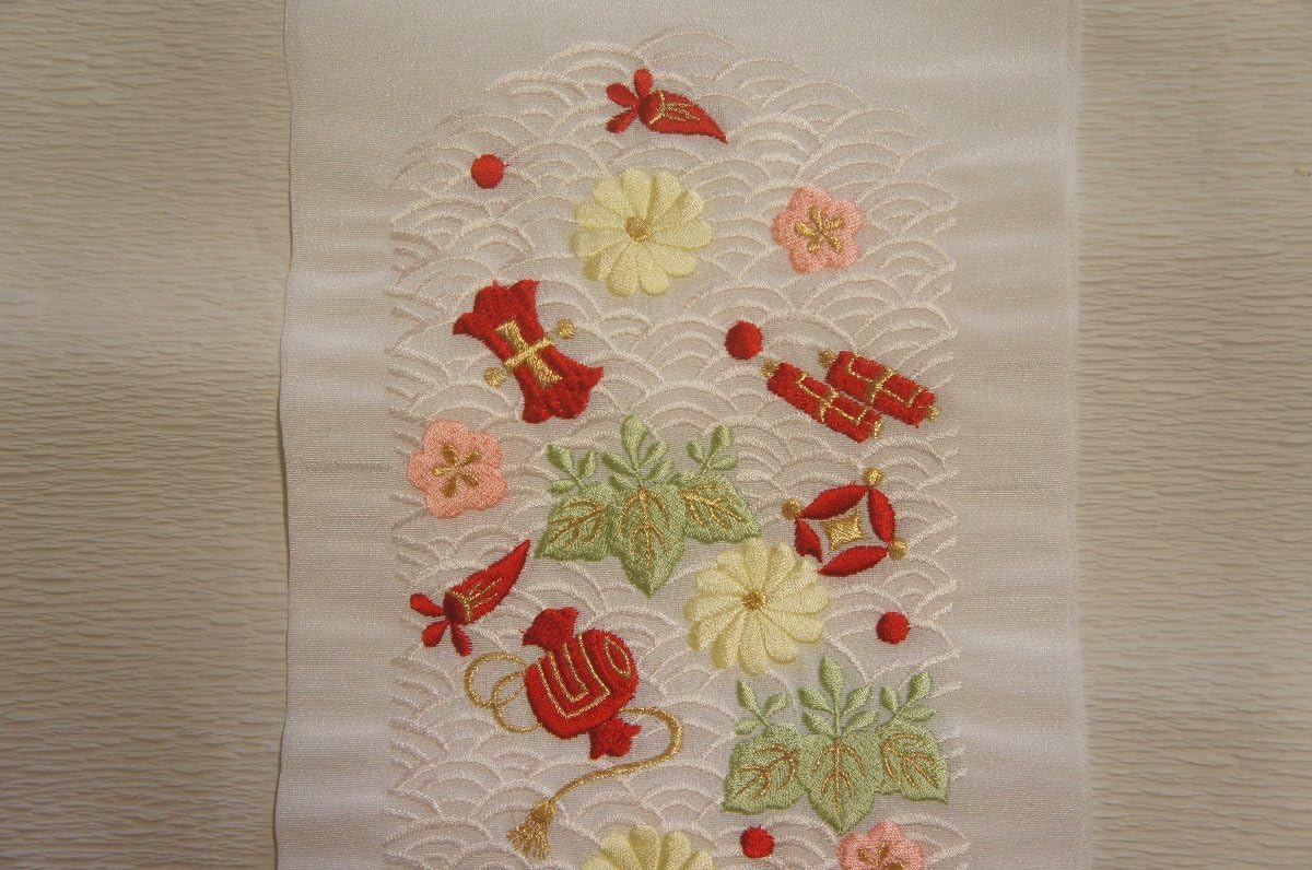 和装庵 白色地刺繍青海波宝尽し紋化繊半衿 E14652 楽天市場】【9