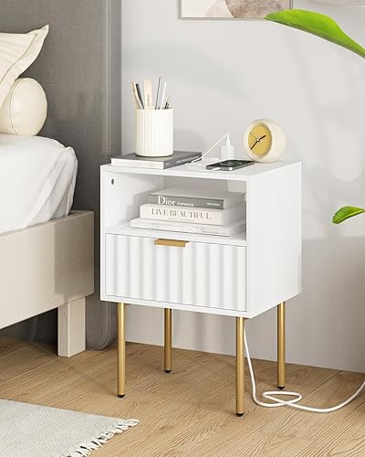 Aienvey Mesita de noche con estación de carga, mesita de noche acanalada con marco dorado, mesa auxiliar con cajón y estante para dormitorio, sala
