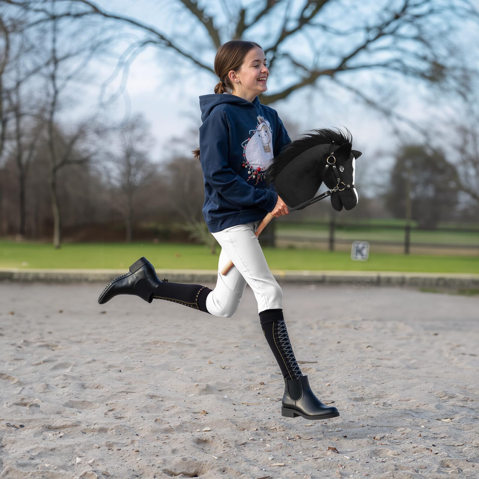 Hobby Horse - Koń na Kiju z Kantar i Ogłowiem (Czarny) | Duży Koń na Kiju dla Dzieci z Przykręcaną Tyczką 40 cm, Hobby Horse do Hobby Horsingu, do Zabaw w Odgrywanie Ról i Jazdy