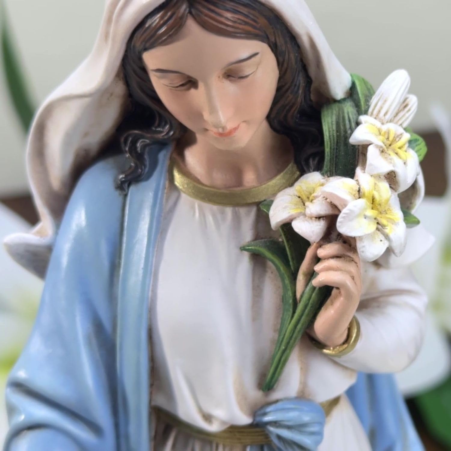 Grace4Joy Gesegnete Mutter Maria Statue - 25 cm Madonna Heilige Maria Statue Elegante Wohnkultur, handbemalte Heilige Maria mit Lilien Figur aus der Renaissance Sammlung