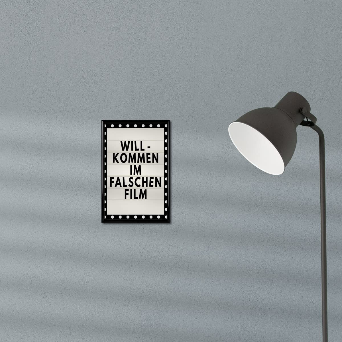artboxONE Poster mit schwarzem Rahmen 75x50 cm Typografie Typografie Im falschen Film - Bild Film Film Funny