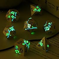 Vista 2 de Dados de metal que brillan en la oscuridad, DNDND juego de 7 dados metálicos verdes para D&D con estuche de regalo magnífico para juego de mesa