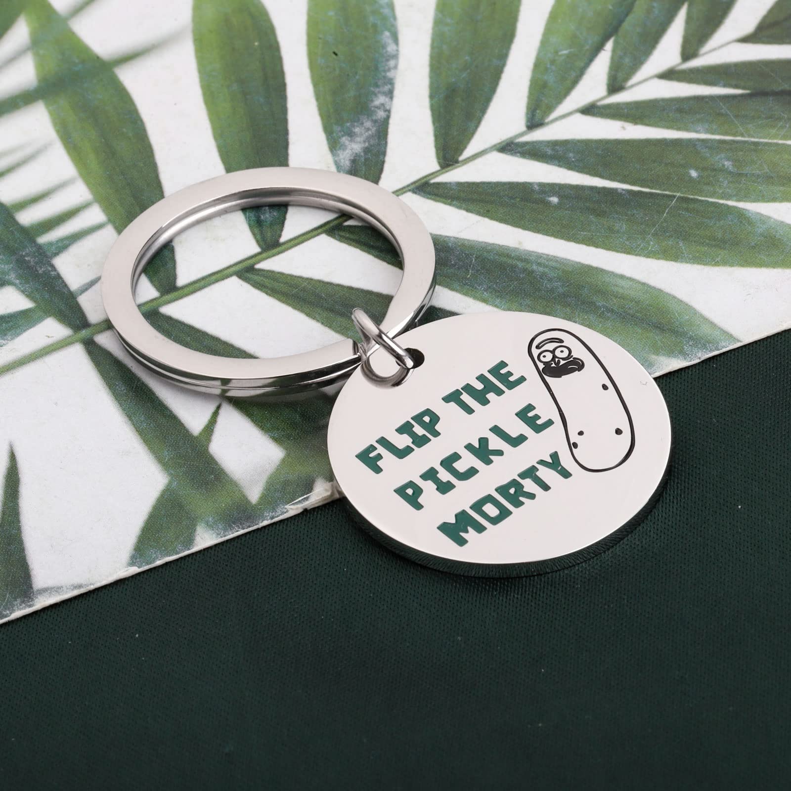 Portachiavi Pickle Rick | Divertente Ciondolo Sottaceto Per Fan Del Film | Acciaio Inox 3 Cm | Regalo Con Sacchetto Di Velluto