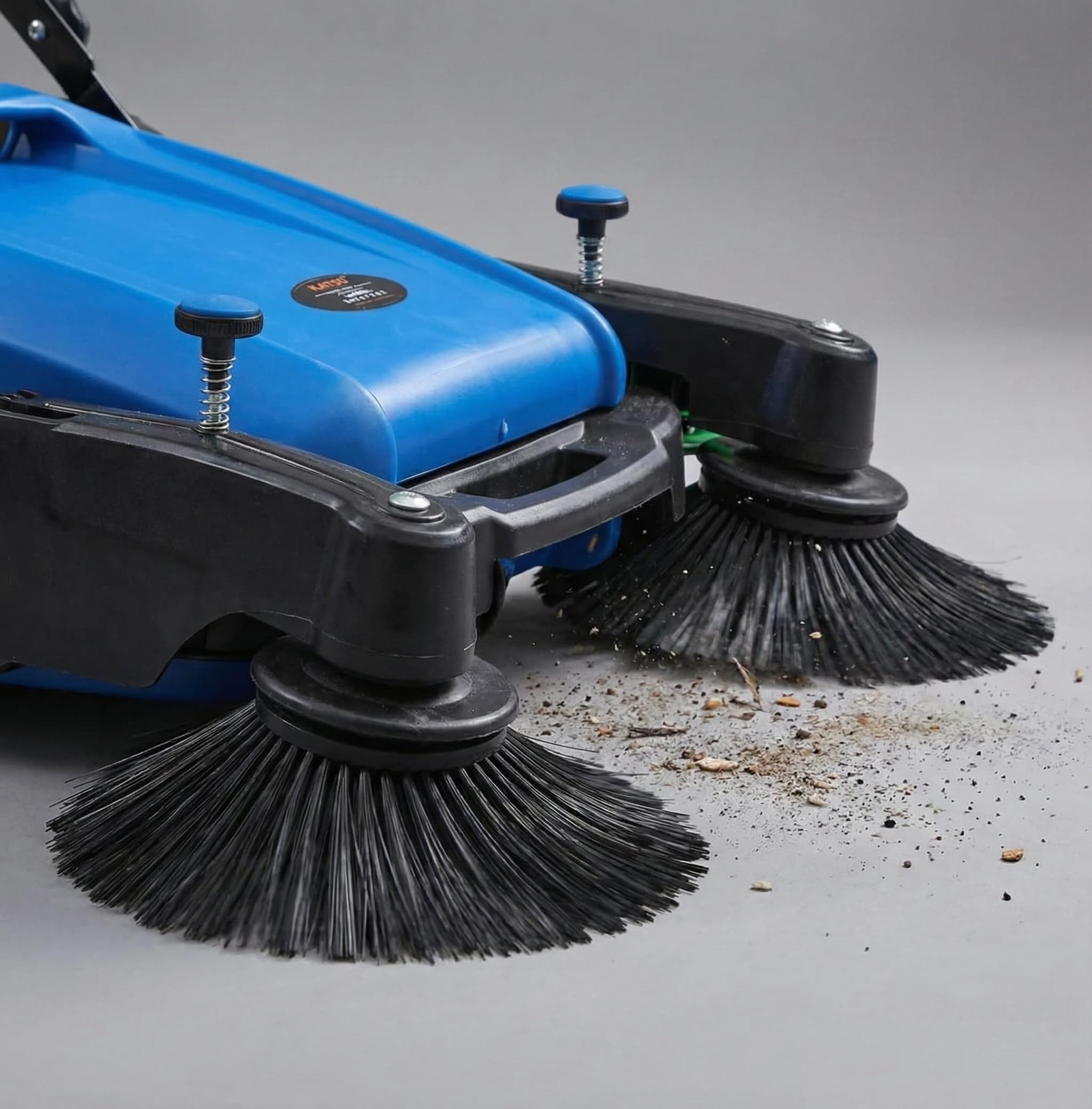 KATSU Tools Spazzatrice Manuale, 2 Spazzole Laterali, Contenitore Rifiuti da 55L, Larghezza di Spazzamento 1050mm, Manico Regolabile e Pieghevole, per Uso Interno ed Esterno 335140