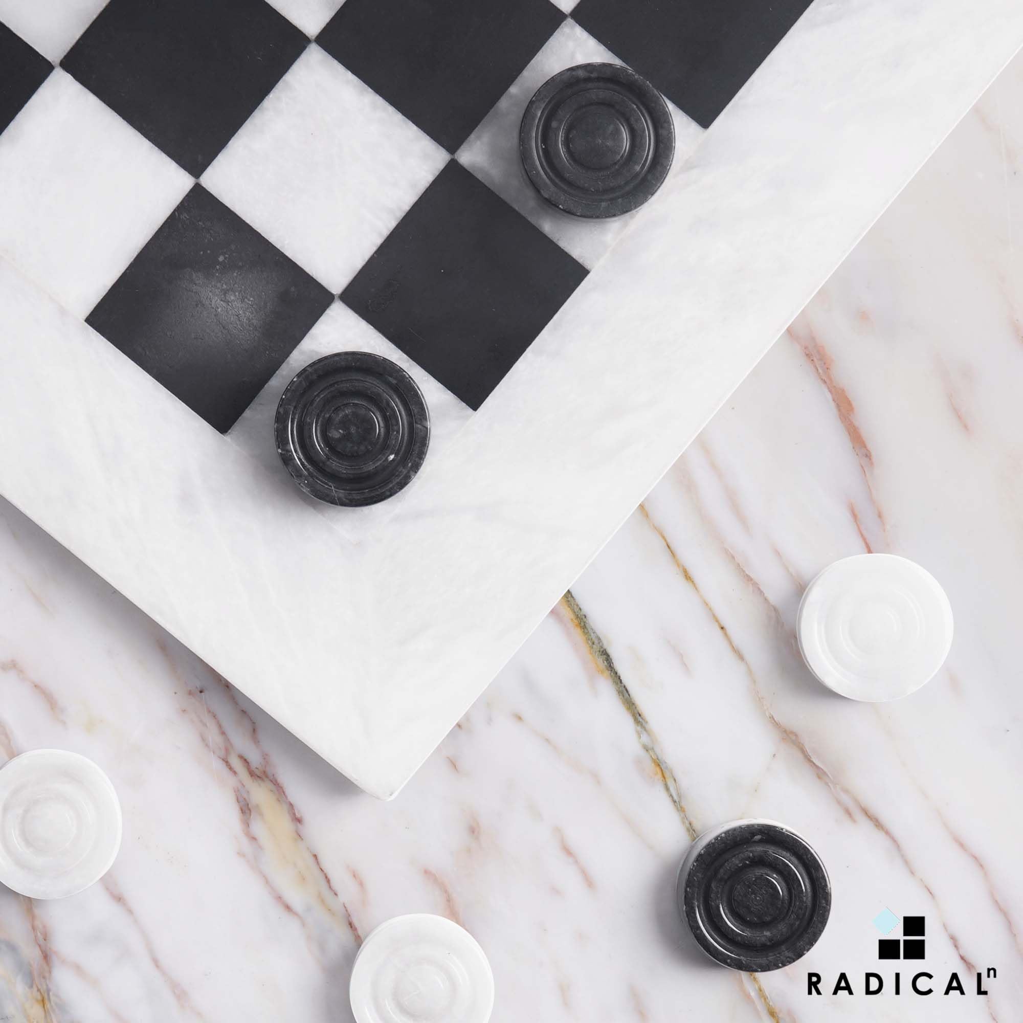 Radicaln Ensemble de Damier en marbre Blanc et Noir de 38 cm Fait à la Main pour Jeu de Plein air, Jeu d’échecs et de Dames idéal pour Adultes