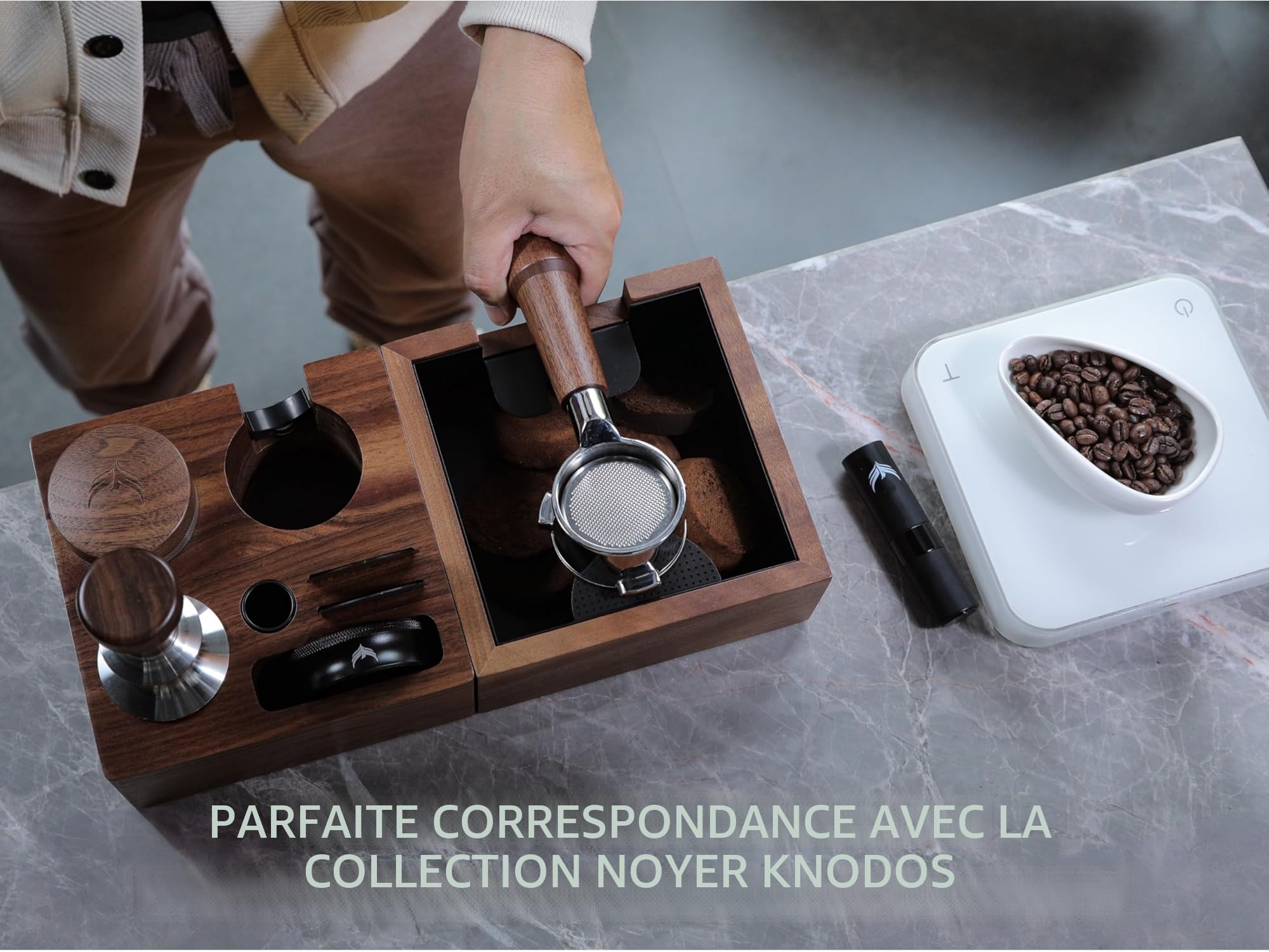 Station de tampage V3 pour expresso 54 mm – Support porte-filtre en noyer pour machines à sauge/breville avec porte-tamper, fente distributeur et rangement multi-accessoires