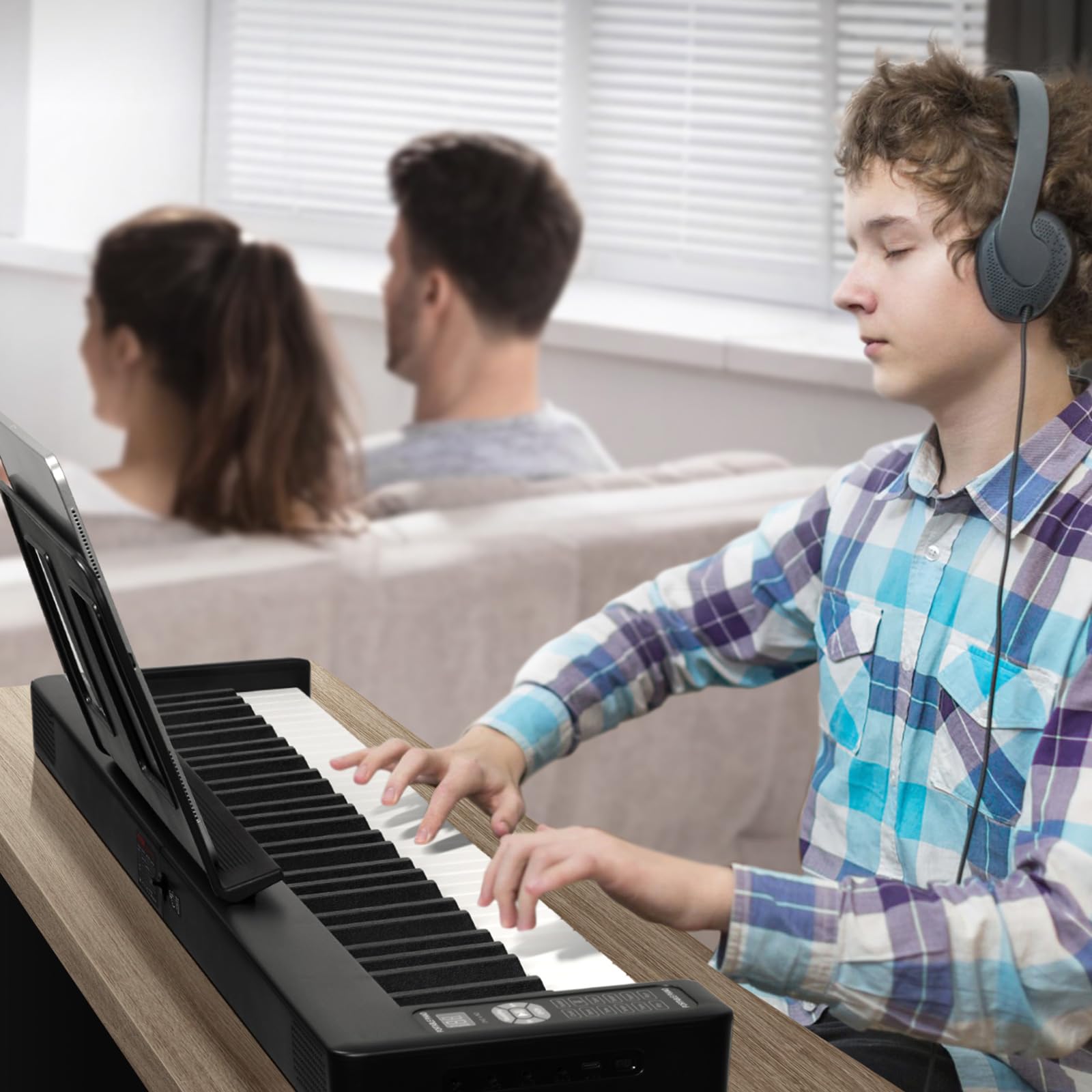 VEVOR Teclado de Piano Plegable 61 Teclas Bluetooth y MIDI Piano Electrónico Digital Portátil con Pedal de Sostenido Teclas Iluminadas Recargable para Principiantes, Adolescentes, Adultos, Negro