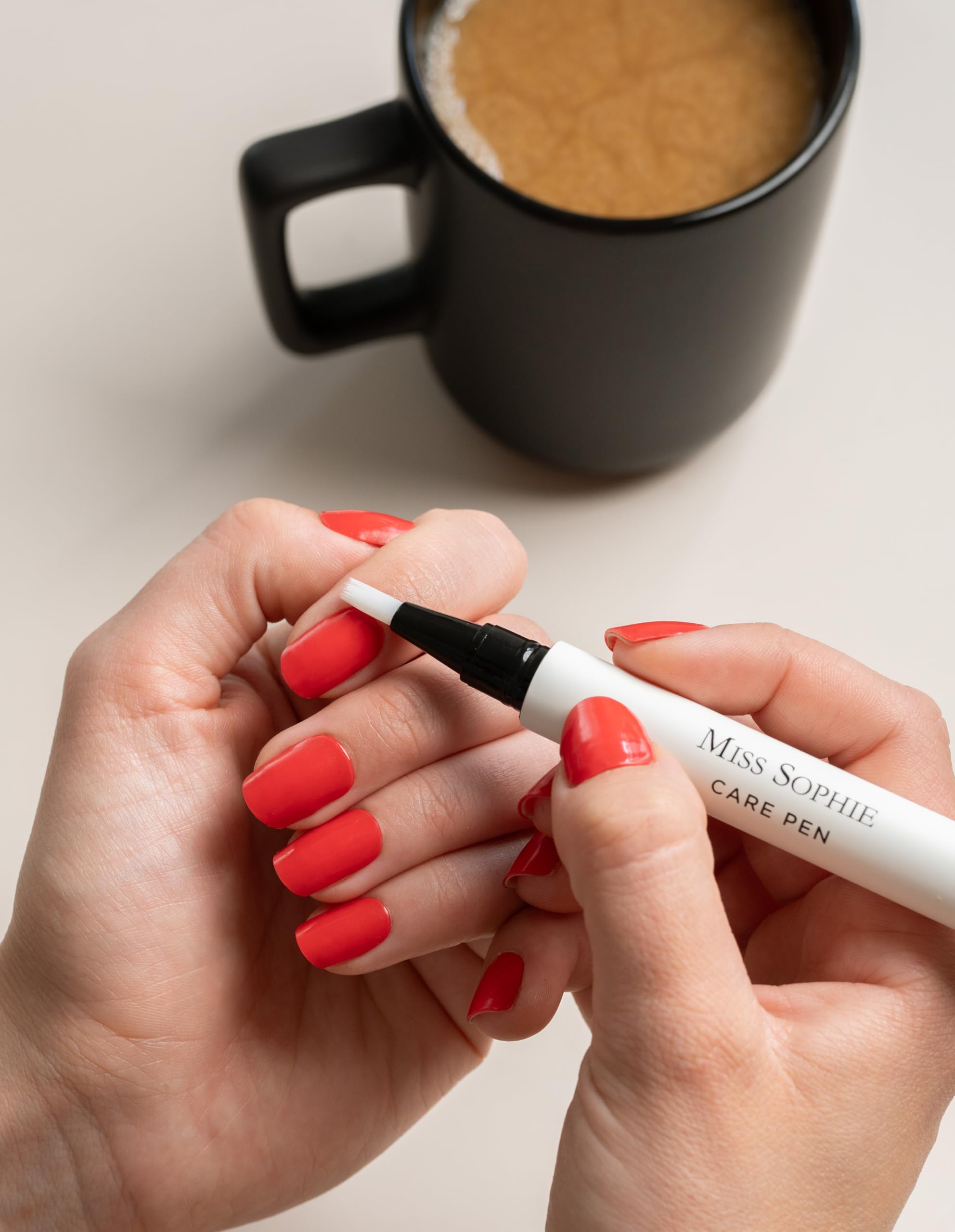Miss Sophie Nail Care Pen, penna per la cura delle unghie e olio per unghie, 2 in 1, rimuove le pellicole in gel UV senza acetone, cura ricca di vitamine con profumo esotico di mango e cocco