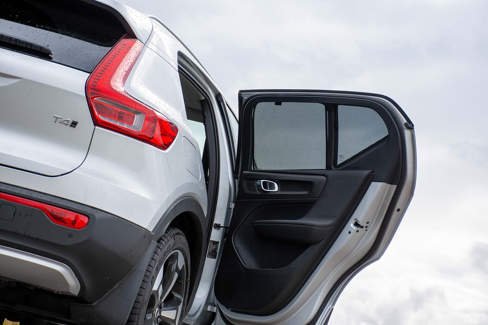 Zestaw osłon samochodowych (tylne drzwi boczne) kompatybilne z Volvo XC40 2018- (4-częściowy), czarne