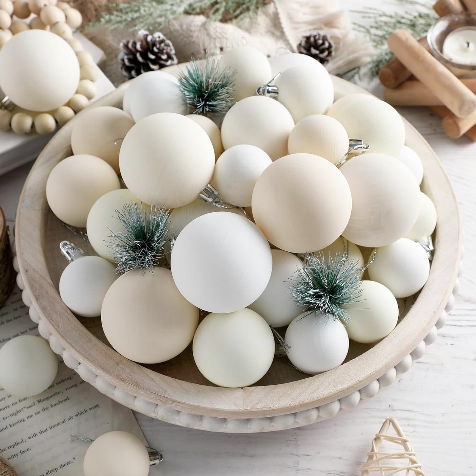 Lot de 40 boules de Noël rustiques texturées et incassables pour sapin de Noël, décorations d'intérieur rustiques (4,9 cm, 5,9 cm, 5,9 cm, 6 cm, crème)