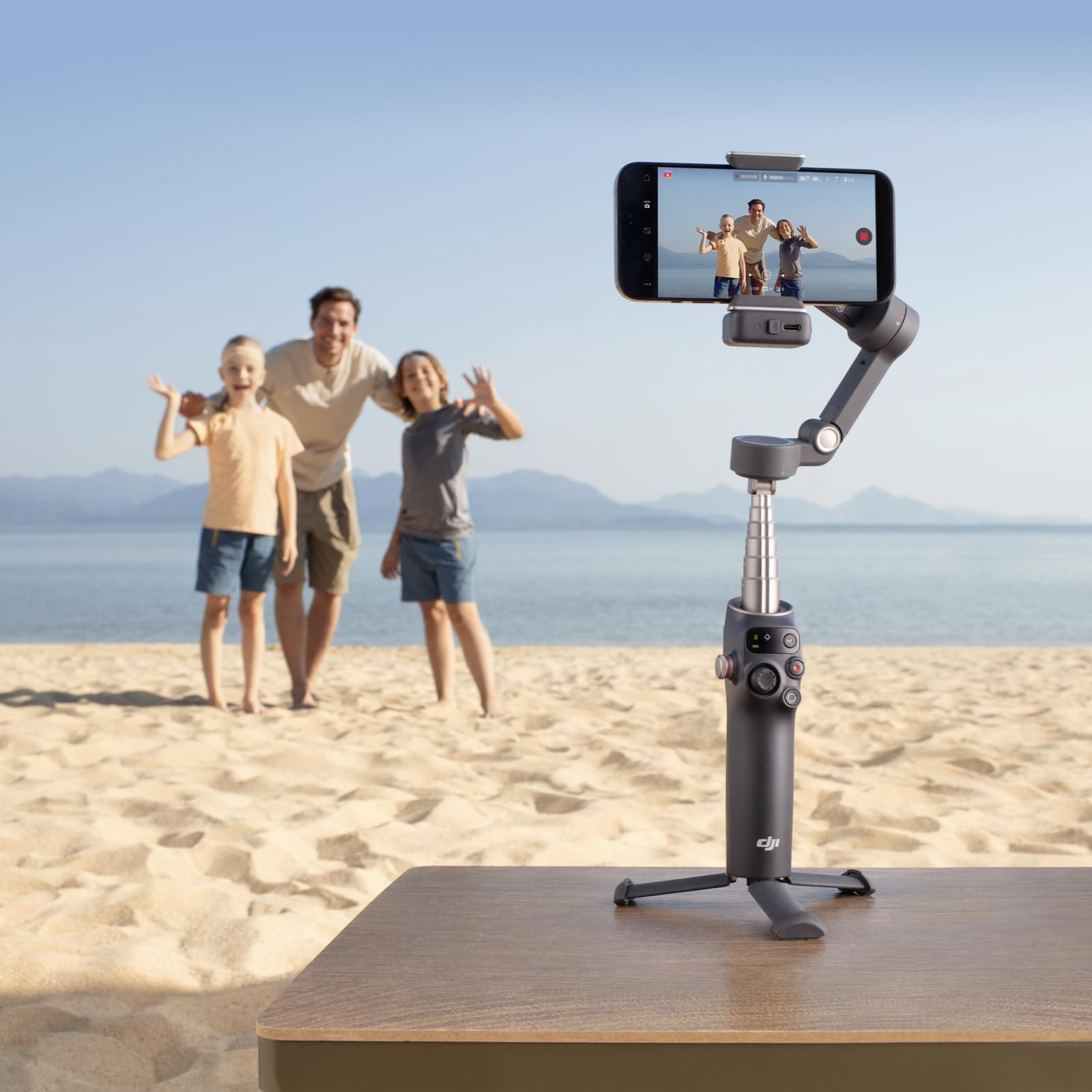 DJI Osmo Mobile 7P Stabilizzatore per iPhone, Android, Tracciamento nativo, Illuminazione, Stabilizzatore 3 assi per smartphone, Avvio rapido, Manico telescopico e treppiede integrati