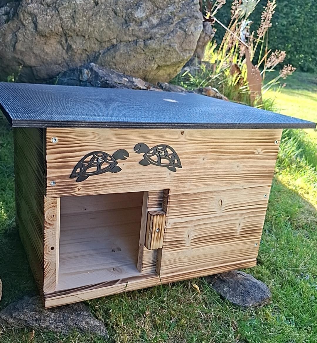 Maison pour tortue avec entrée fermable, fond et toit amovible en bois massif de sapin de 18 mm d’épaisseur flammé (SK01G)
