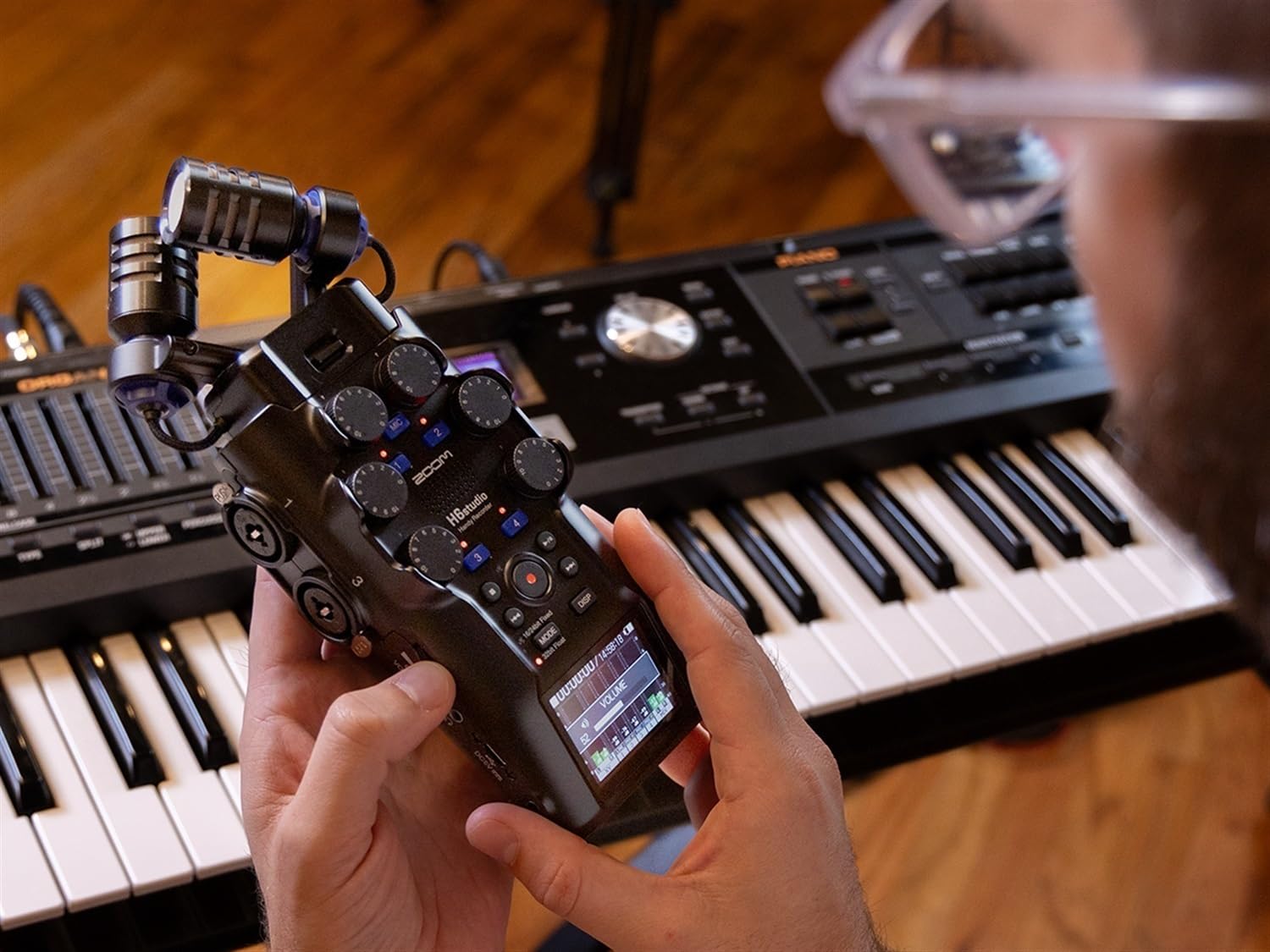 Zoom H6studio Handliches Recorder-Set mit 2 × ZDM-1 Podcast-Mikrofon-Packs, Kopfhörern, Tischständern, XLR-Kabeln, Windschutzscheiben, Speicherkarten, Batterien und Zubehör