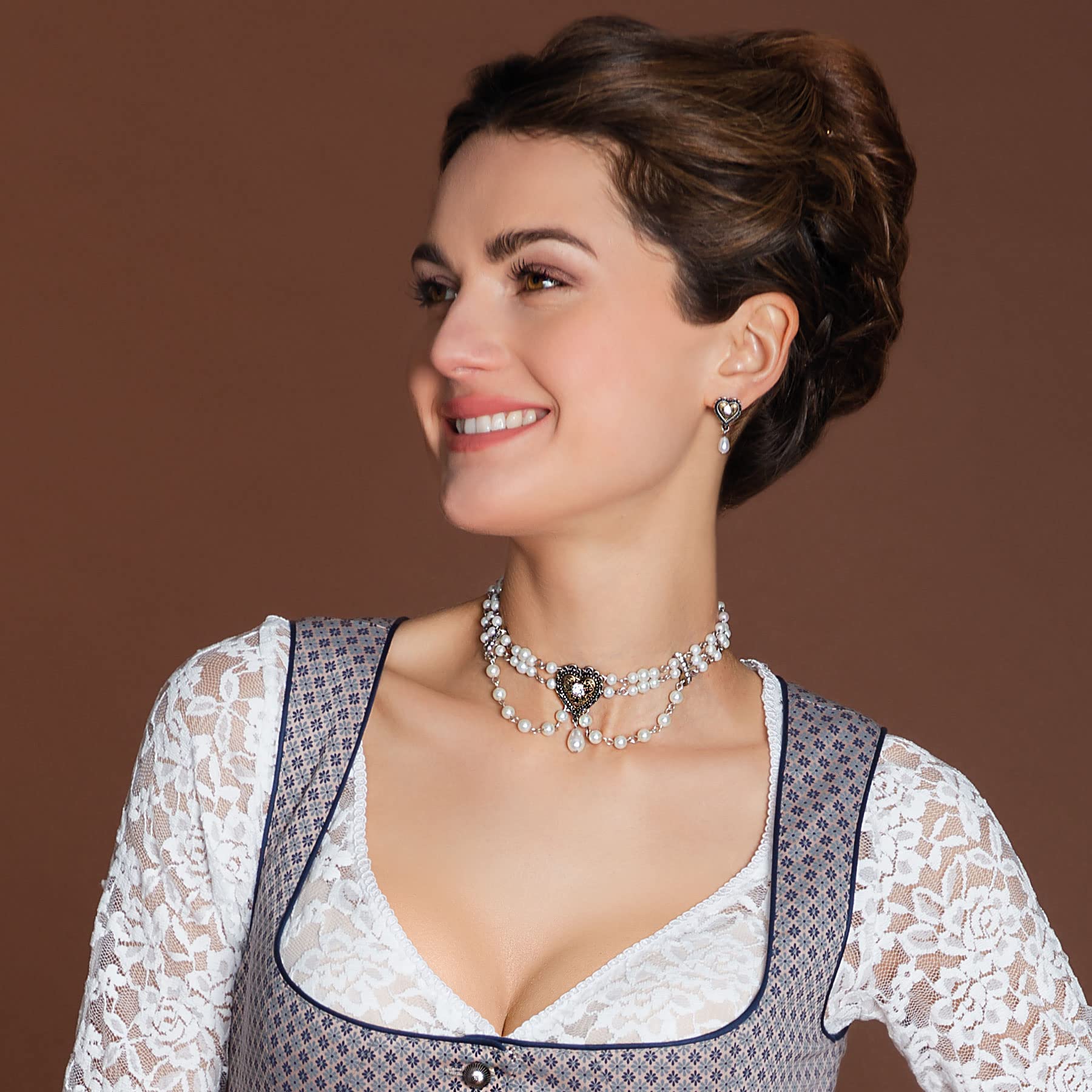 Alpenflüstern Trachtenschmuck-Set Perlen-Korpfkette und Trachten-Ohrstecker Trachtenherz - Damen Trachten-Schmuck Trachtenset Dirndl-Kette und Trachten-Ohrringe (creme-weiß) SET057