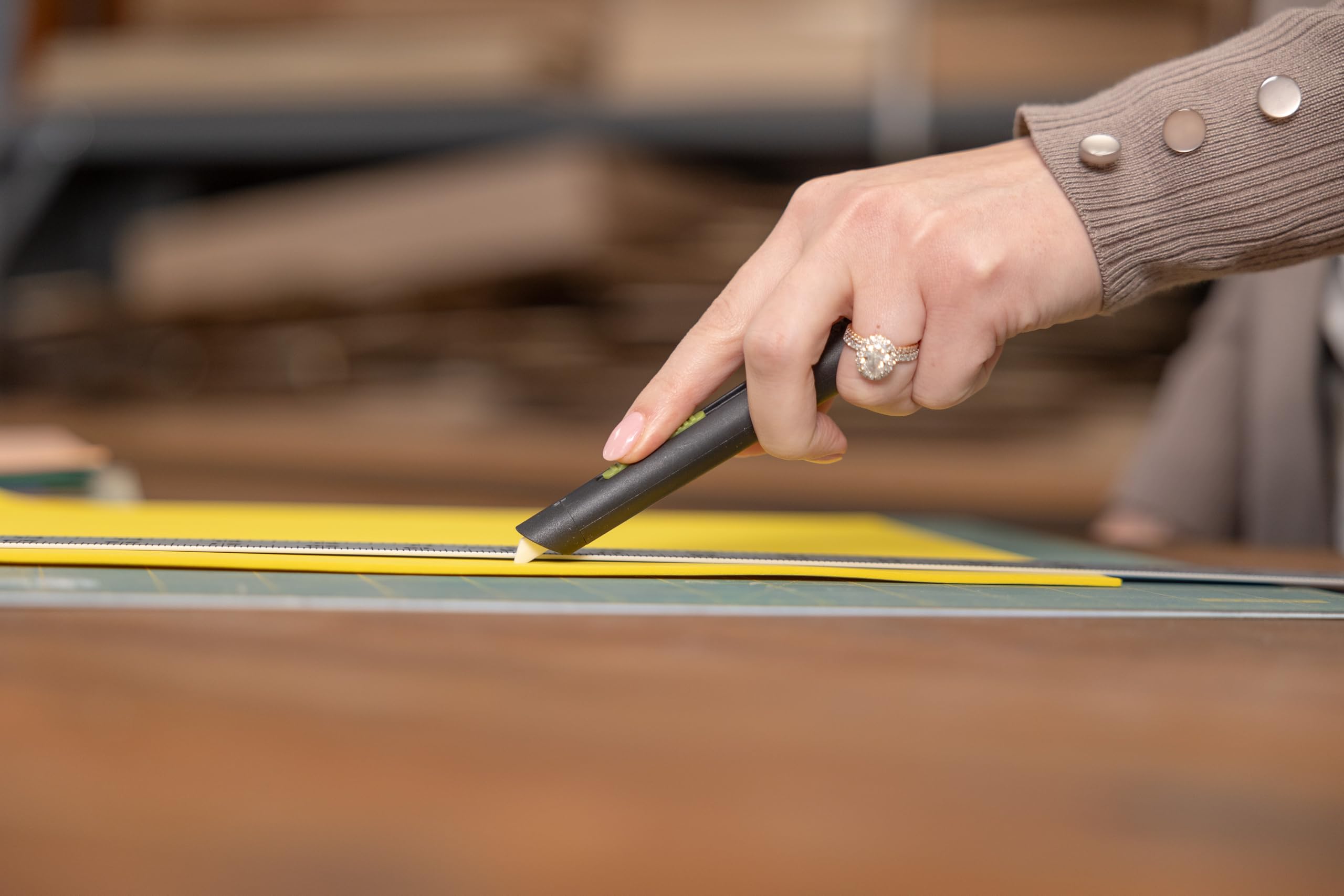 SLICE 10512 | extra sicherer Stift Cutter|Keramikklinge | Finger-freundlich | Sicherheitsmesser | ergonomische Form | automatischer Klingenrückzug | ideal für Karton, Folien, Verpackungen & Papier