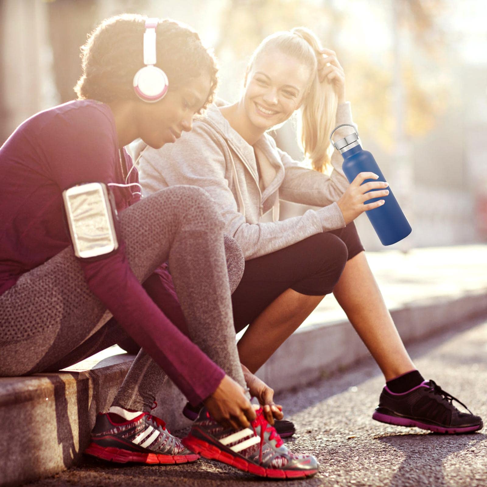 Neihepal Izolowane butelki na wodę 590 ml, 2 sztuki, butelka sportowa ze stali nierdzewnej z pokrywką uchwytu, metalowy termos wielokrotnego użytku z pokrywką do szkoły, rowerzystów, prezent (granatowy, zestaw 2 szt.)