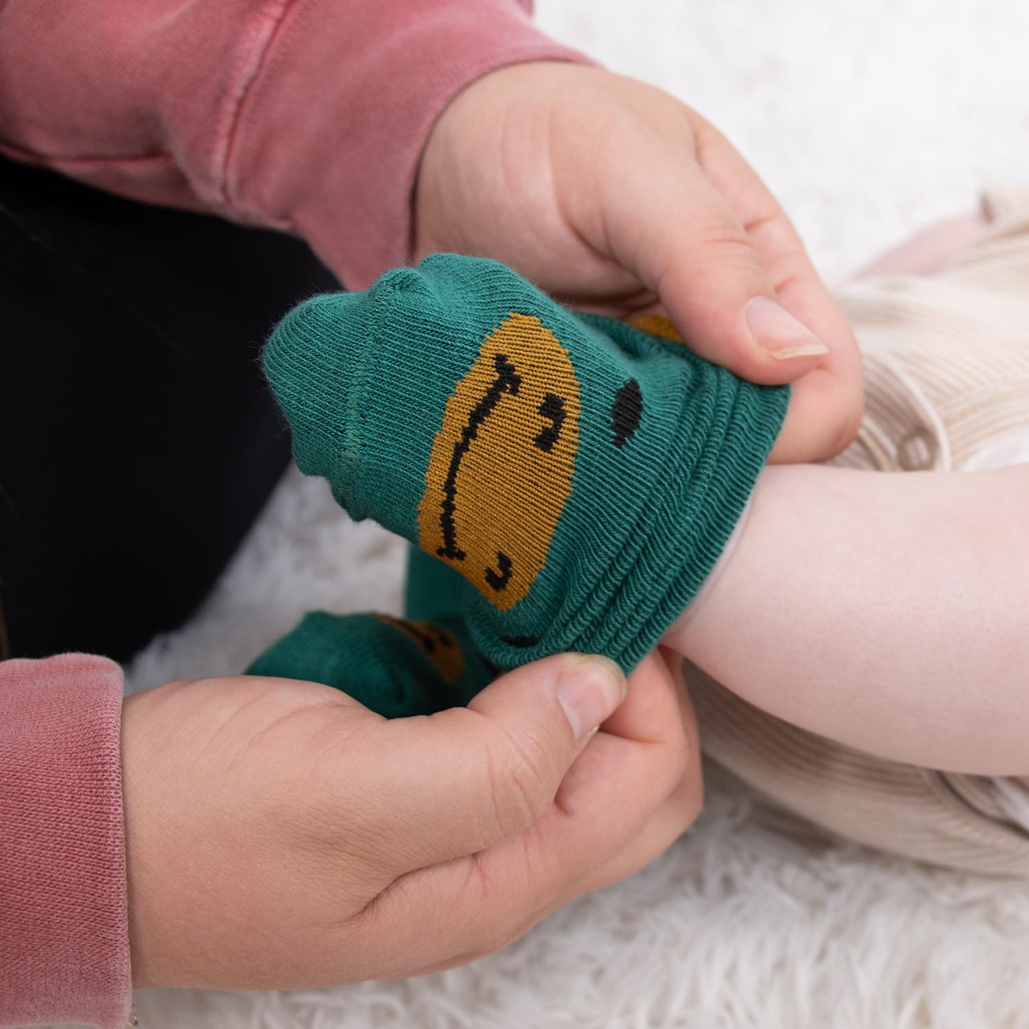 The Peanutshell Juego de 12 calcetines orgánicos para bebés de 0 a 24 meses, agarre antideslizante, de algodón suave, para recién nacidos y niños pequeños, atrevidos