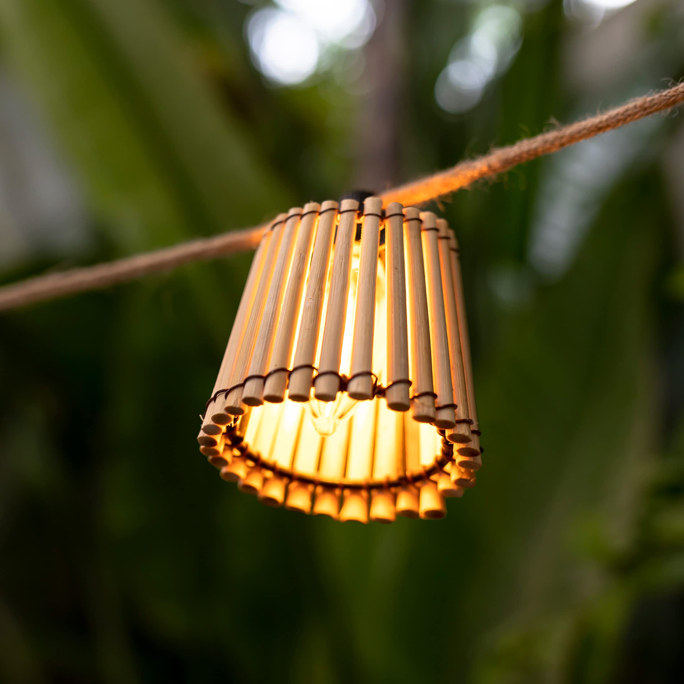 OKINAWA - Ghirlanda di luci per esterni sotto soffitto in fibra di bambù, 10 lanterne LED 8 metri lunghezza (solare + batteria)