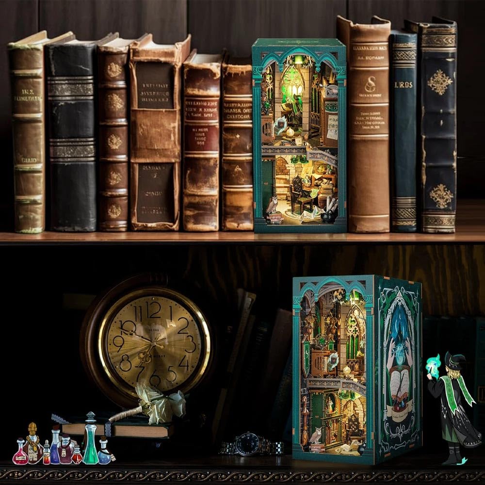 Figured'Art Book Nook Kit - Salle Commune des Ténèbres - Maquette à Construire avec Lumières LED - Diorama 3D DIY Serre-Livre pour Bibliothèque et Décoration Maison Monde Miniature - Marque Française