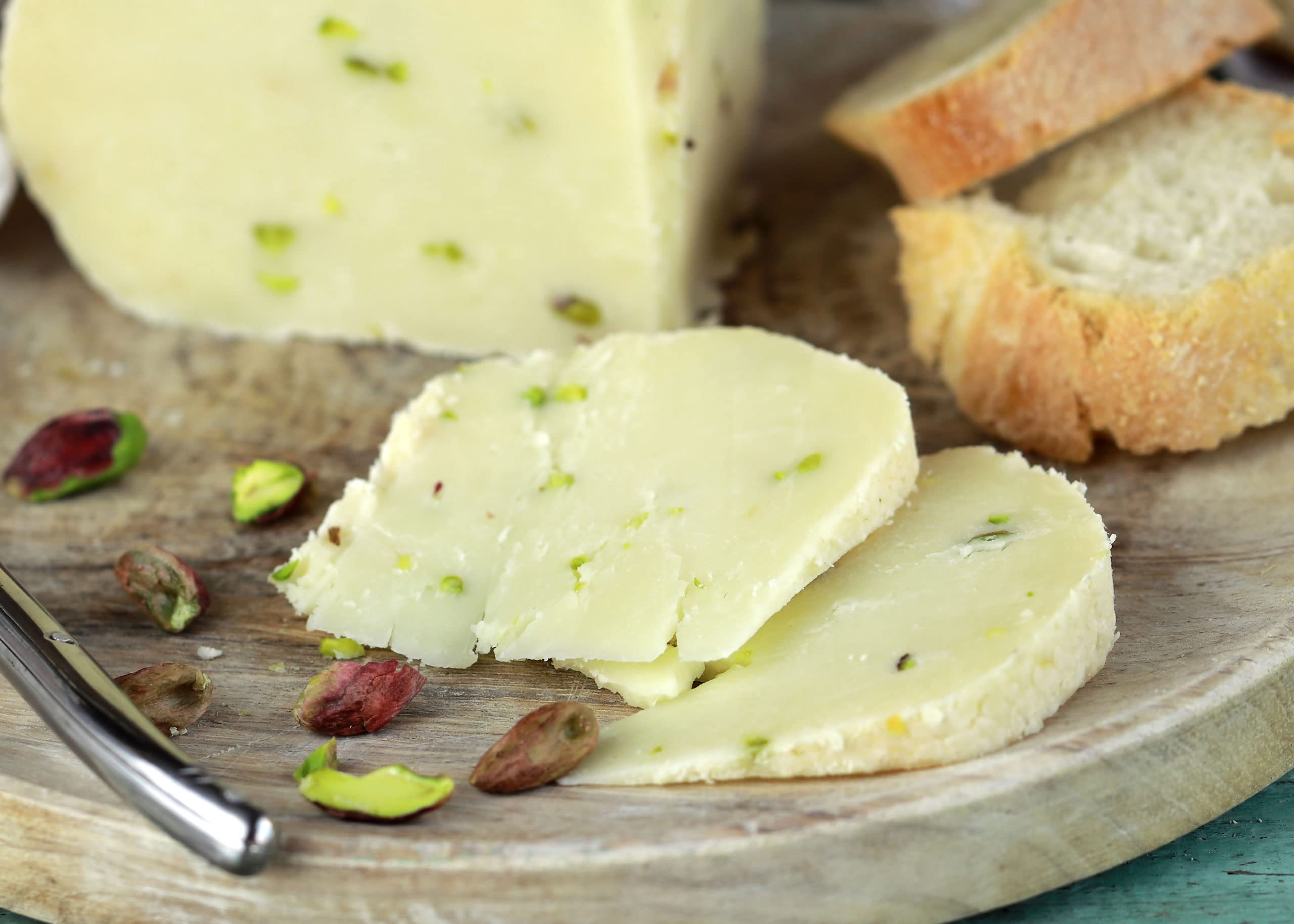 Pecorino al Pistacchio di Bronte | mezza forma sottovuoto da 0,6 kg | formaggio artigianale toscano | Salumificio Artigianale Gombitelli - Toscana