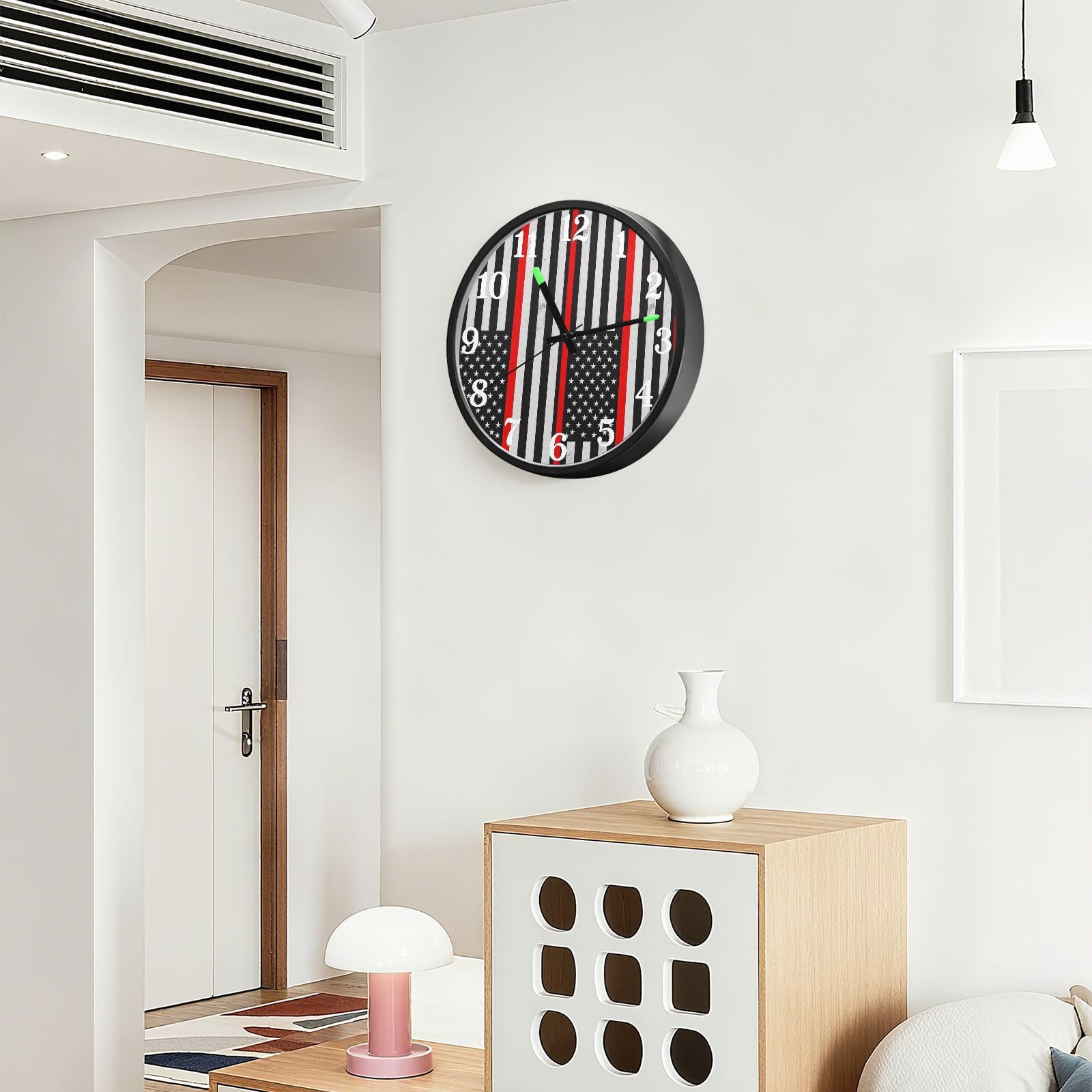 Yuiboo Horloge murale ronde à rayures rouges activée par le son