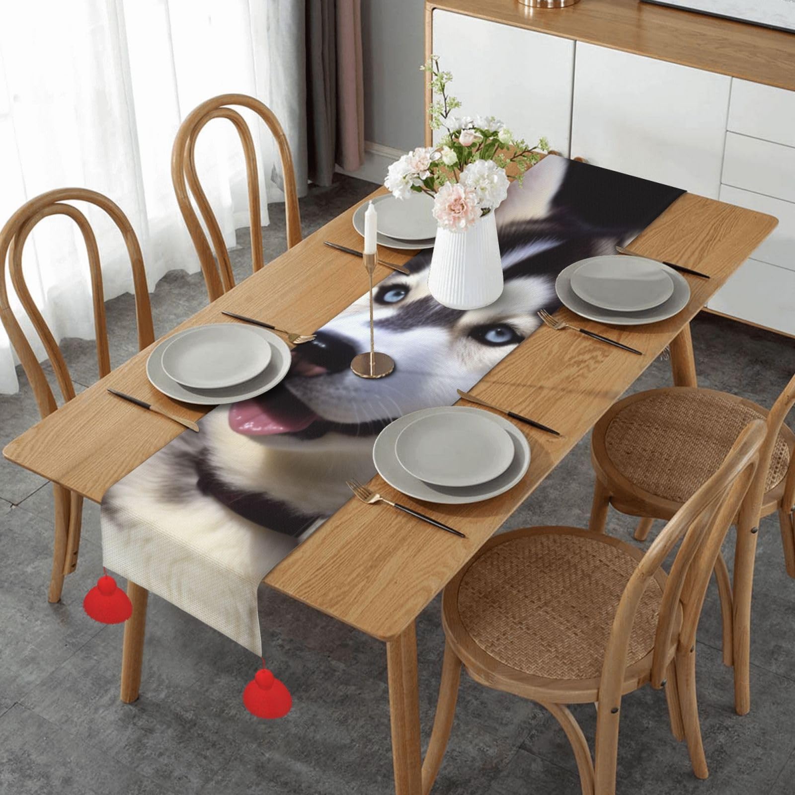 Chemin de table husky et pompons pour un intérieur cosy inspiré de la nature