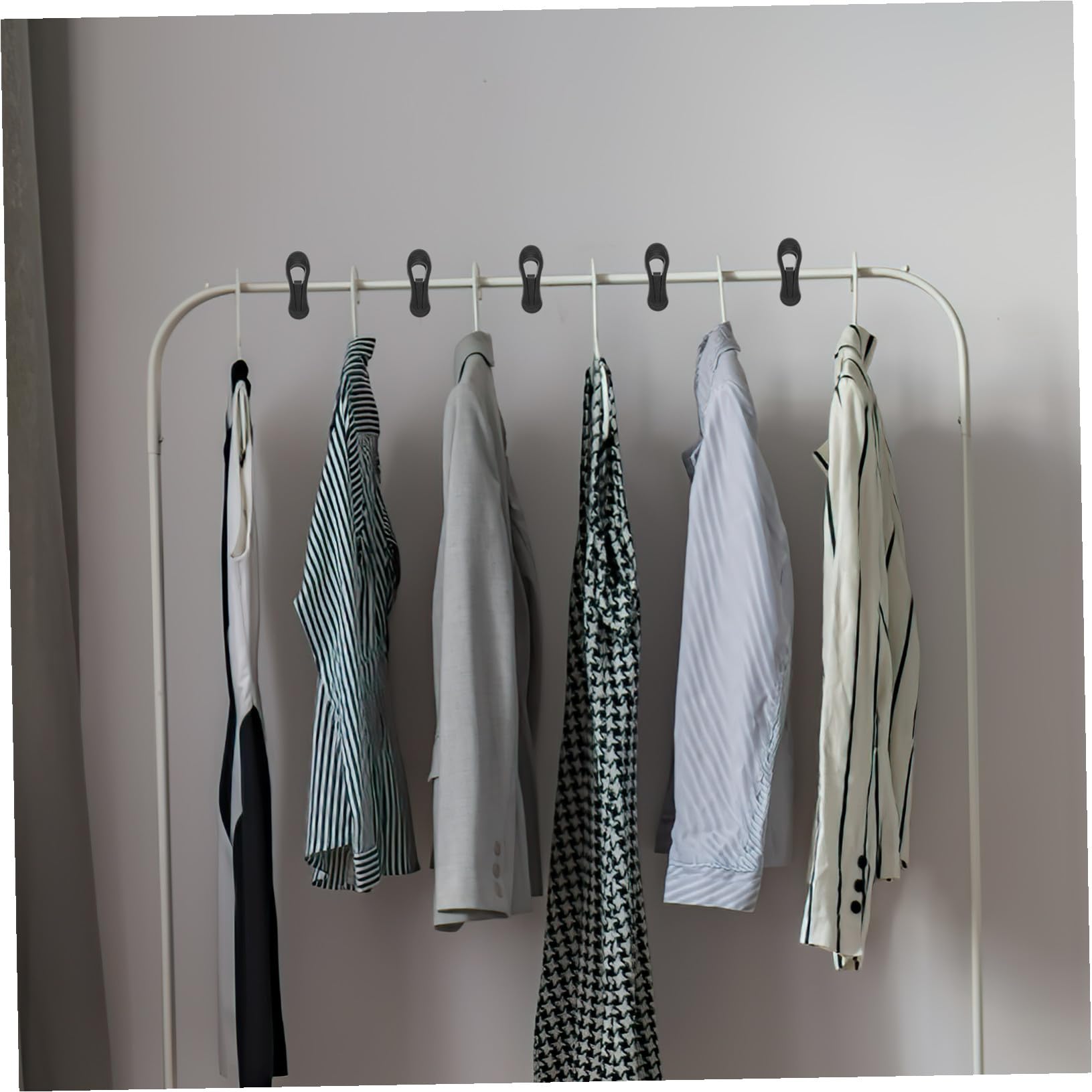 Lurrose Wäscheleinenclips zur Praktischen Organisation 50 Stück Kunststoff Schwarze mit Starker Klemmkraft von Krawatten und Kleidern im Kleiderschrank oder Beim Trocknen im Freien