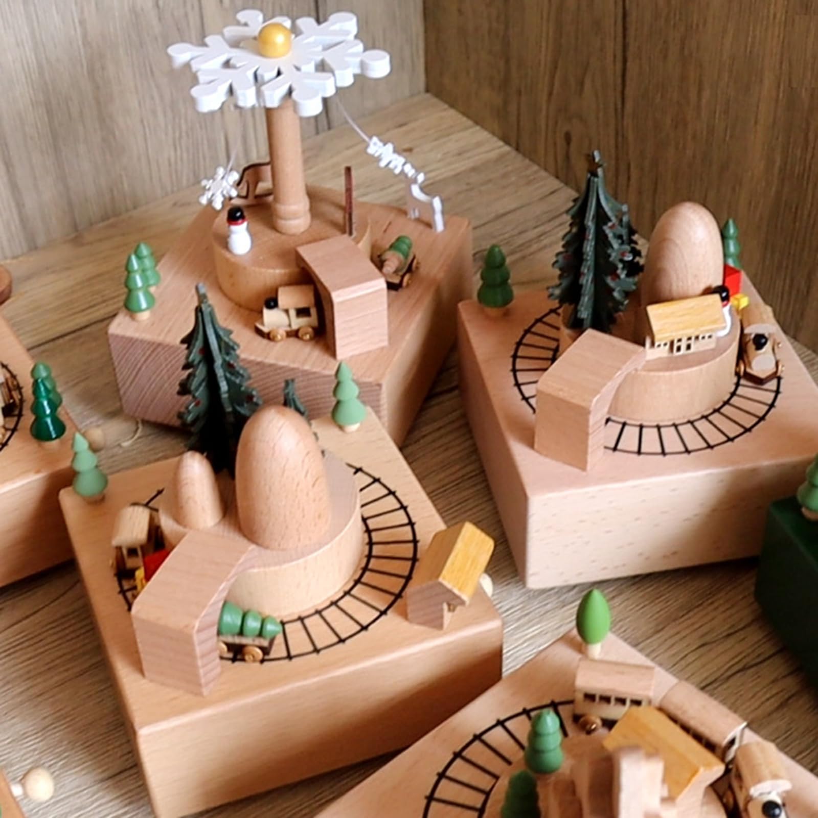 Hand Wood Music Box con treno rotante, regalo di compleanno, ornamento a forma di cartone animato, decorazione per la casa, tablet