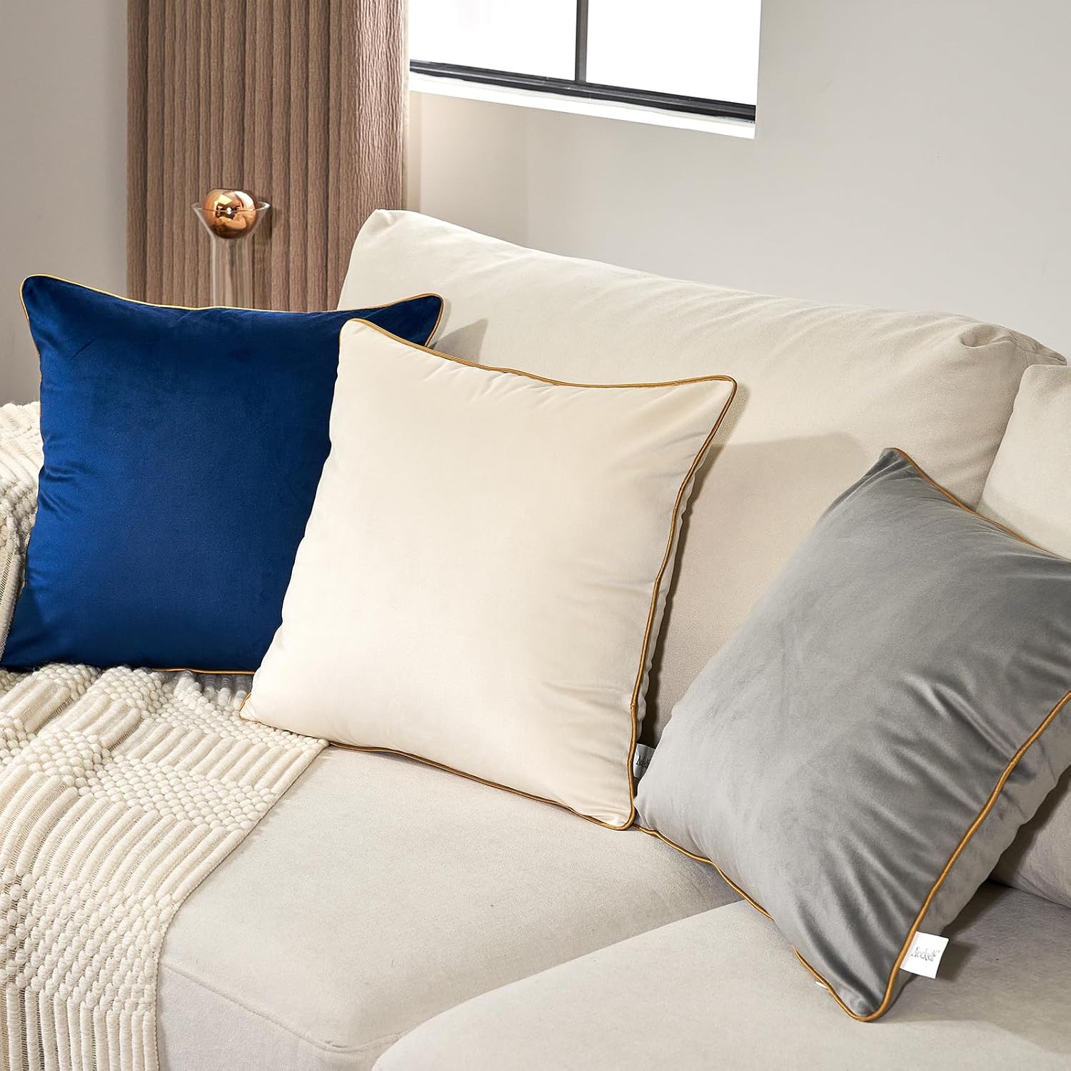 Aeckself Pack of 2 Luxury Velvet Square Pillow Covers Modern Decorative Pillowcase Comfortable Soft Solid Cushion Case for Sofa Bedroom Car Living Room 18 x 18 Inch, Navy Blue 45 x 45cm