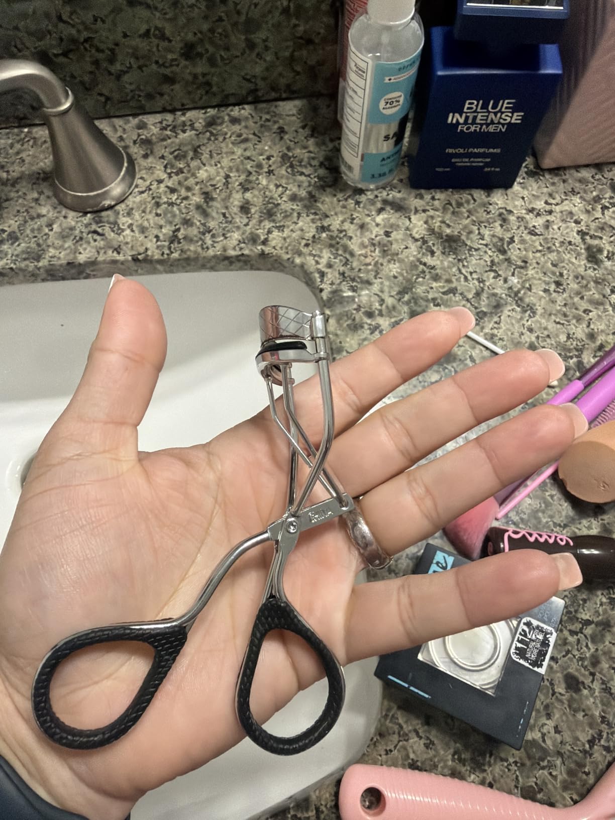 Revlon Natural Curl Lash Curler, Gives a Natural Eyelash Lift, with Finger Grips for a Non Slip Grip, Easy to Use, 1 Count