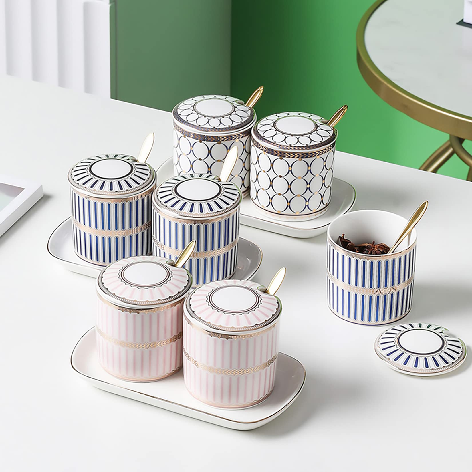 Pots à épices en céramique de Peinture colorée, contenants d'épices de Luxe légers, Pots de Condiments de sel de Cuisine et de Sucre avec couvercles, cuillères et Plateau,Blue/Set of 2