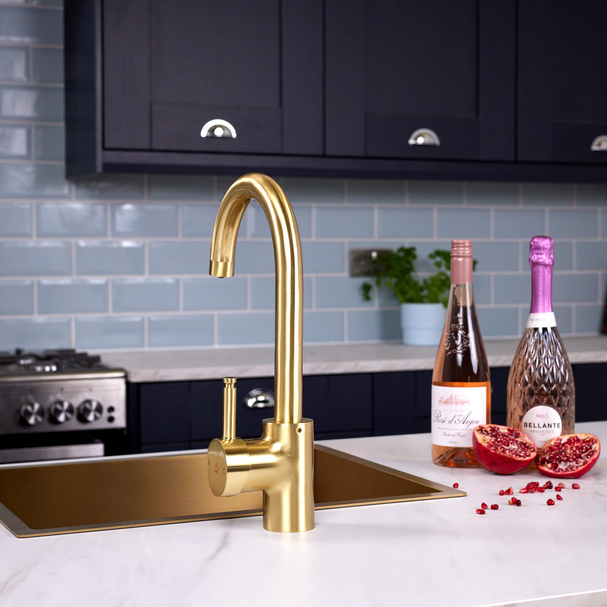 flöde Solo | Single Lever 3 in 1 Instant Boiling Tap - Full Kit | 3 in 1 Boiling Water tap with Boiling Tank and Filter - Instant hot Boiling Water in Your Kitchen (Brushed Brass)