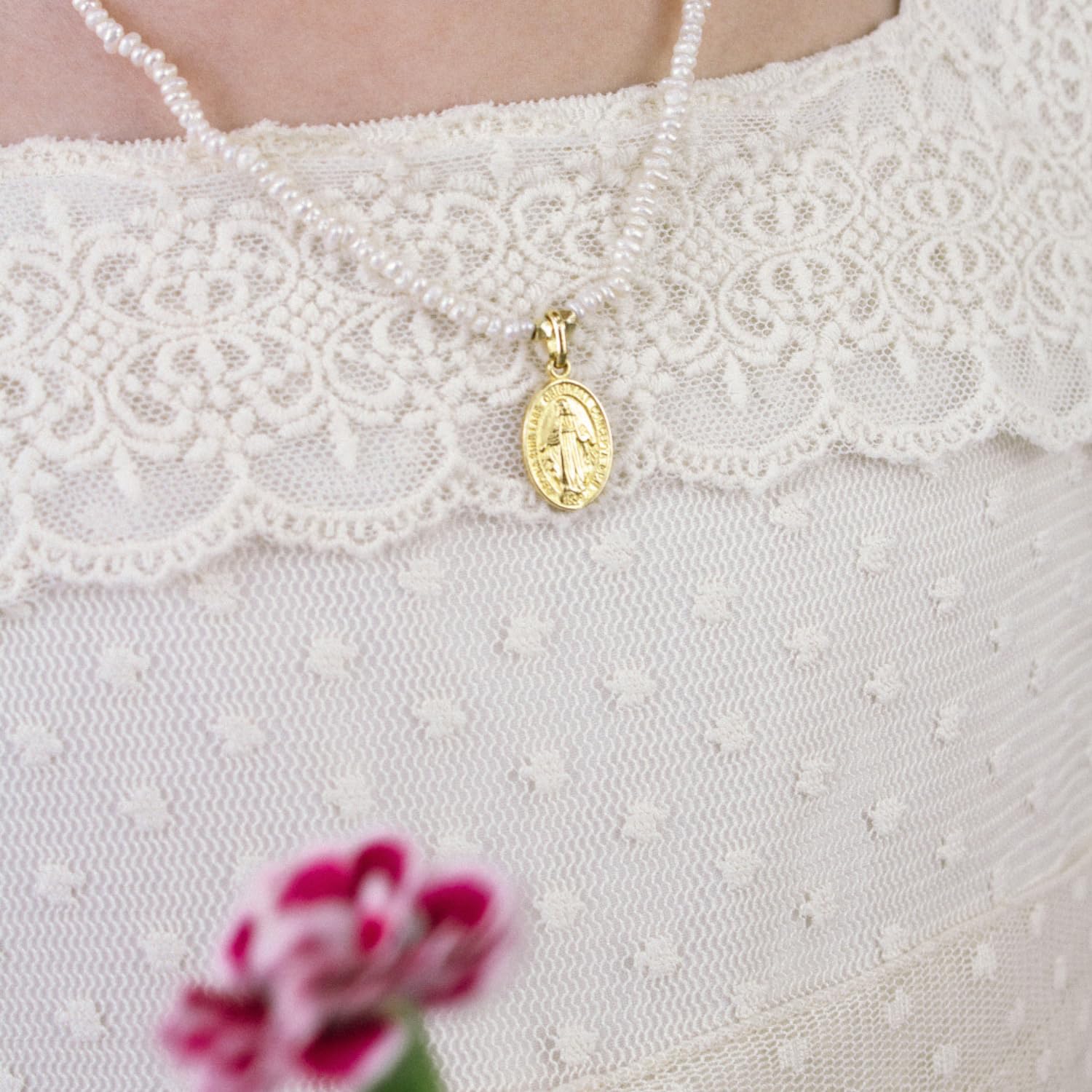 Collar religioso mujer - Medalla de la Virgen Milagrosa - Disponible en piedras naturales y plata de ley.
