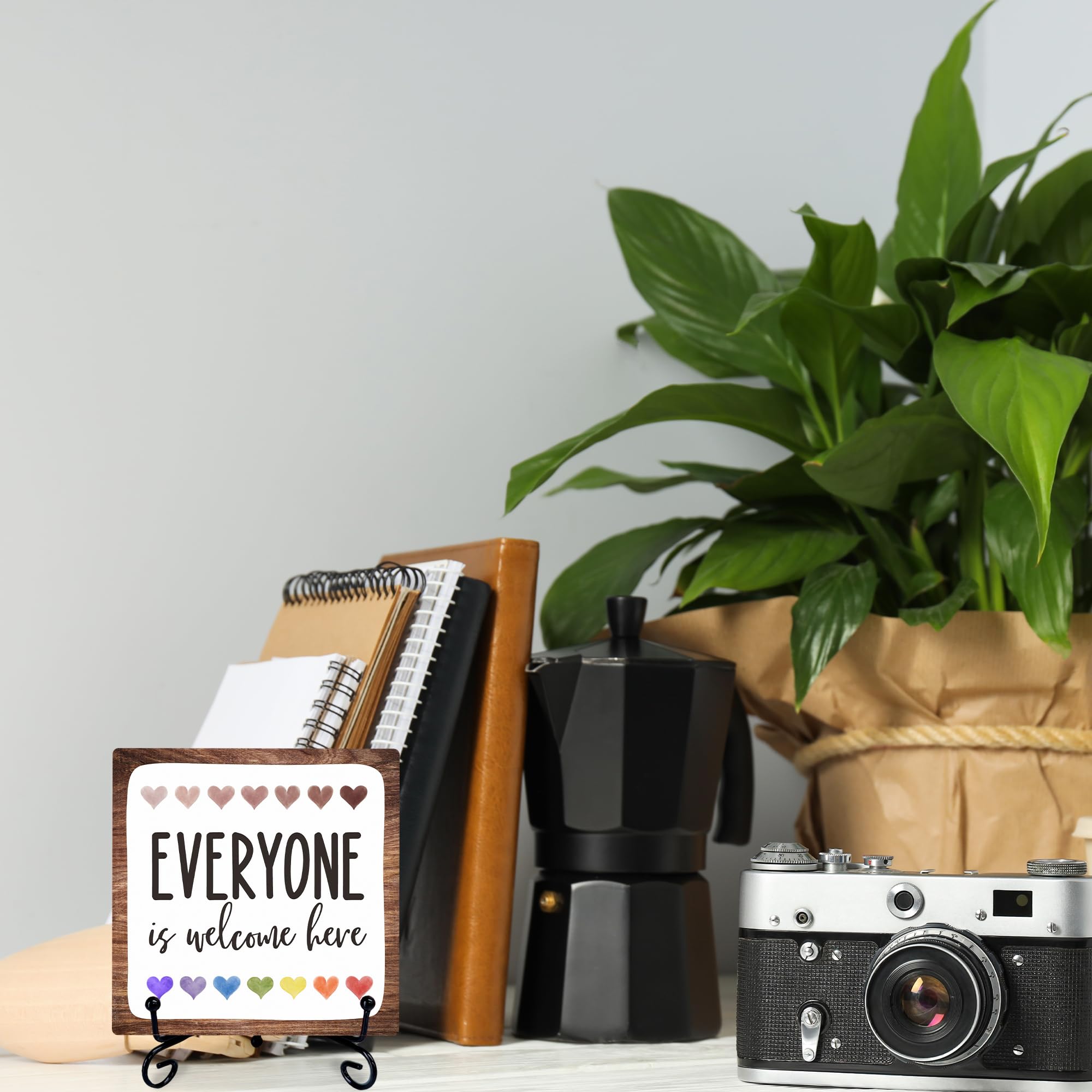 Decorazione in legno ispiratrice da 10,2 cm, con scritta in lingua inglese "Everyone Is Welcome Here", targa in legno con 1 supporto in metallo, decorazione rustica da scrivania per casa, ufficio,