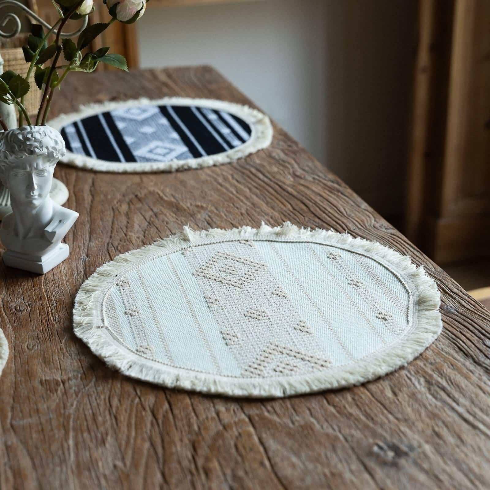 Platzdeckchen Leder Rund, 4er-Set Rund mit geometrischem Muster und Quaste Platzdeckchen für Küche,Zuhause,Restaurant,Speisetisch, 38x38cm, Beige Khaki