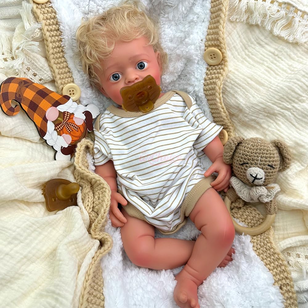 Reborn-Babypuppe (Junge) mit gebräunter Haut und geöffnetem Mund – Waschbarer Vollsilikonkörper mit gerootetem Haar und Leuchtend blauen Augen – In Geschenkbox für Kinder ab 3 Jahren
