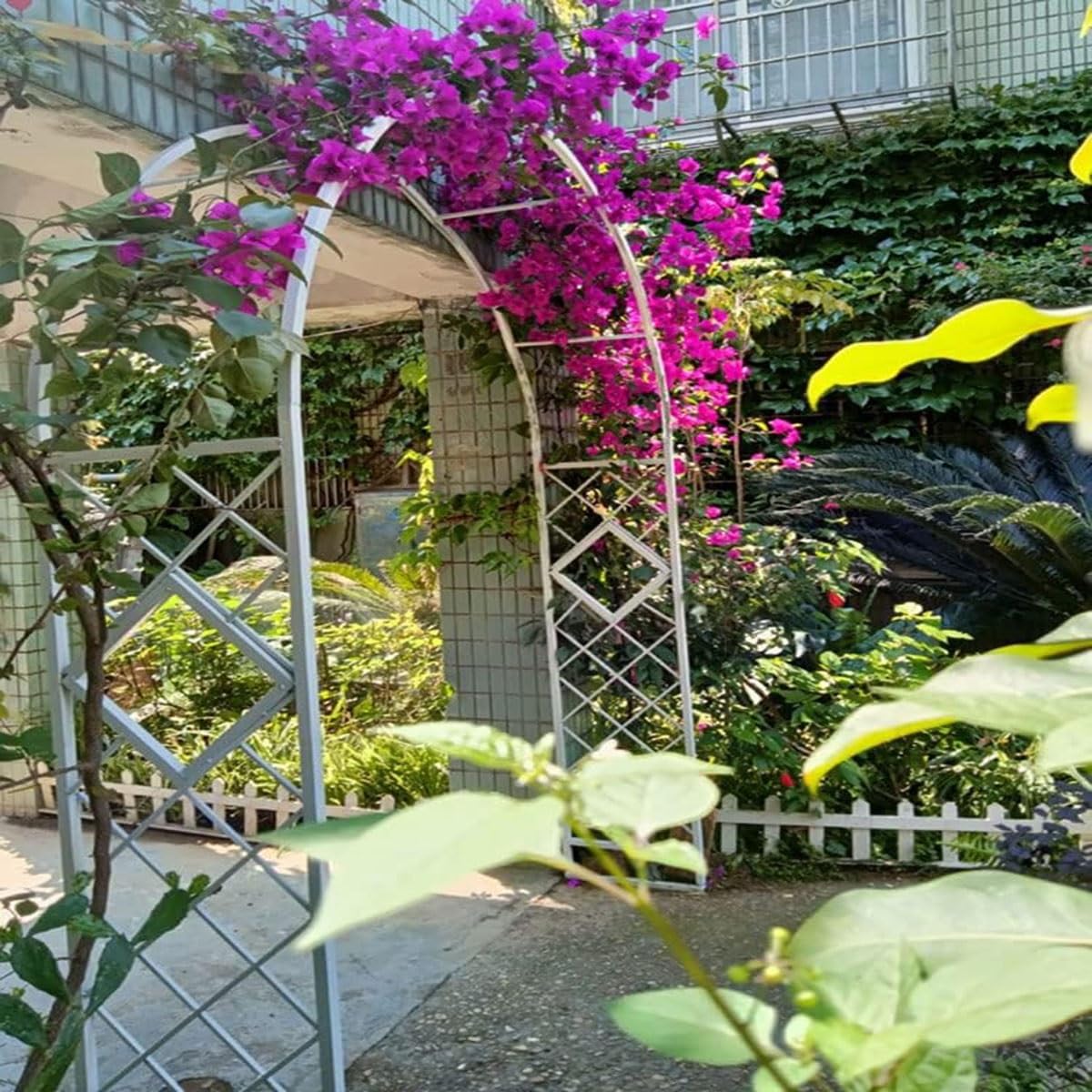 Solidna biała metalowa kratka ogrodowa 340 x 270 cm – trwała stalowa altana do roślin pnących, idealna na wesela, dekoracje zewnętrzne i kształtowanie krajobrazu ogrodu