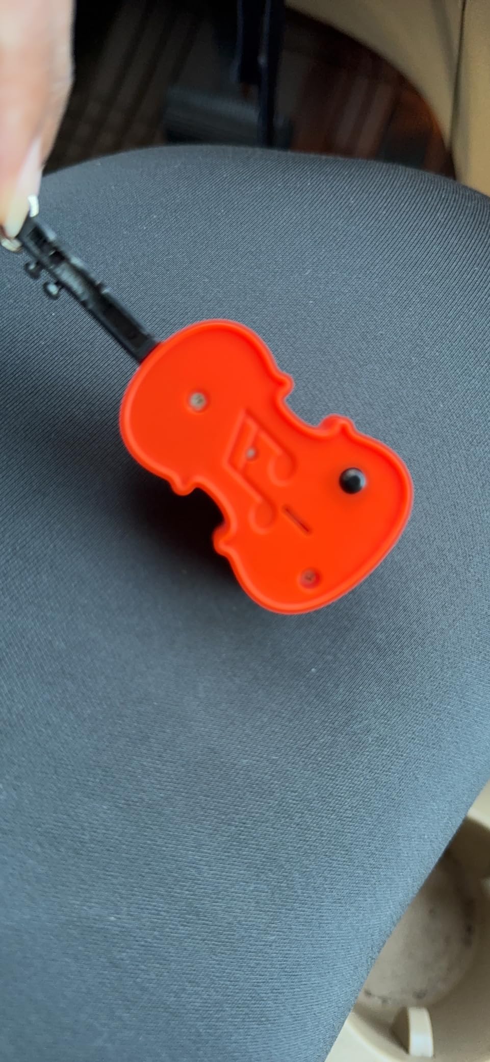MunnyGrubbers Mini-Geige Schlüsselanhänger – Spielbare Winzige Violine Mit Trauriger Musik Für Fidget-Fans