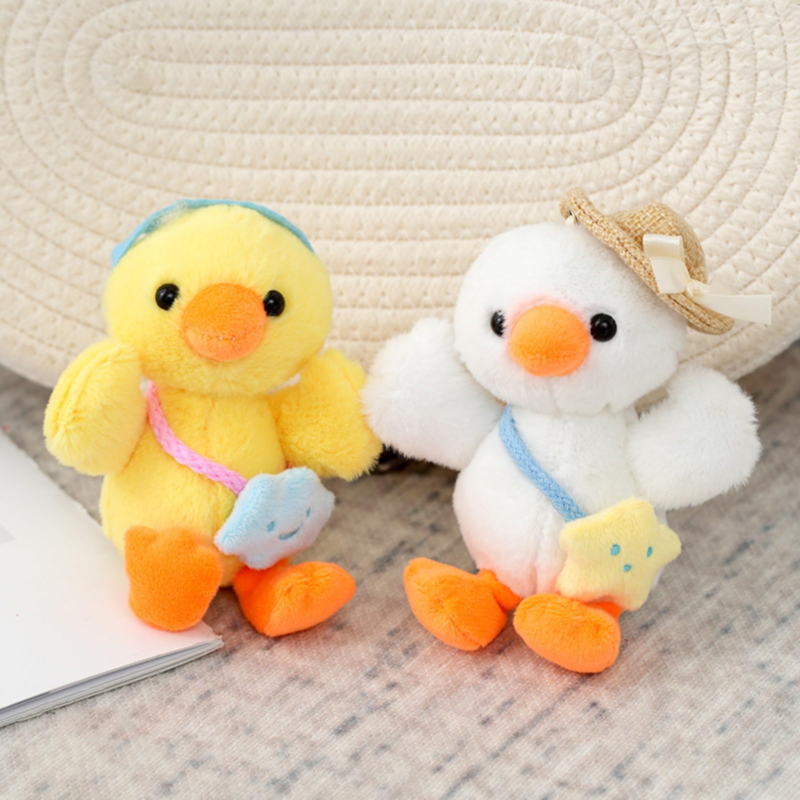 ひよこ帽子のぬいぐるみ人形 ひよこの帽子をかぶった可愛い人形、青い