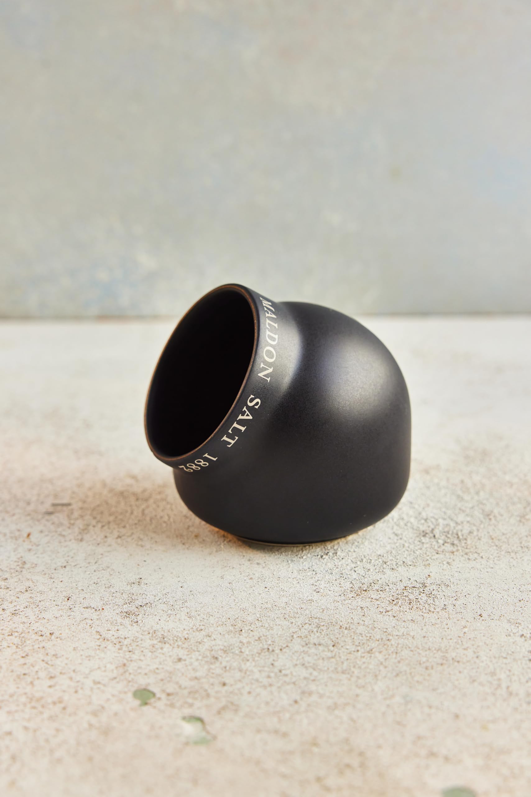Maldon Salt - Cerdo de cerámica | Hecho de cerámica de calidad con un diseño clásico | Complemento perfecto para la cocina o el comedor | Negro