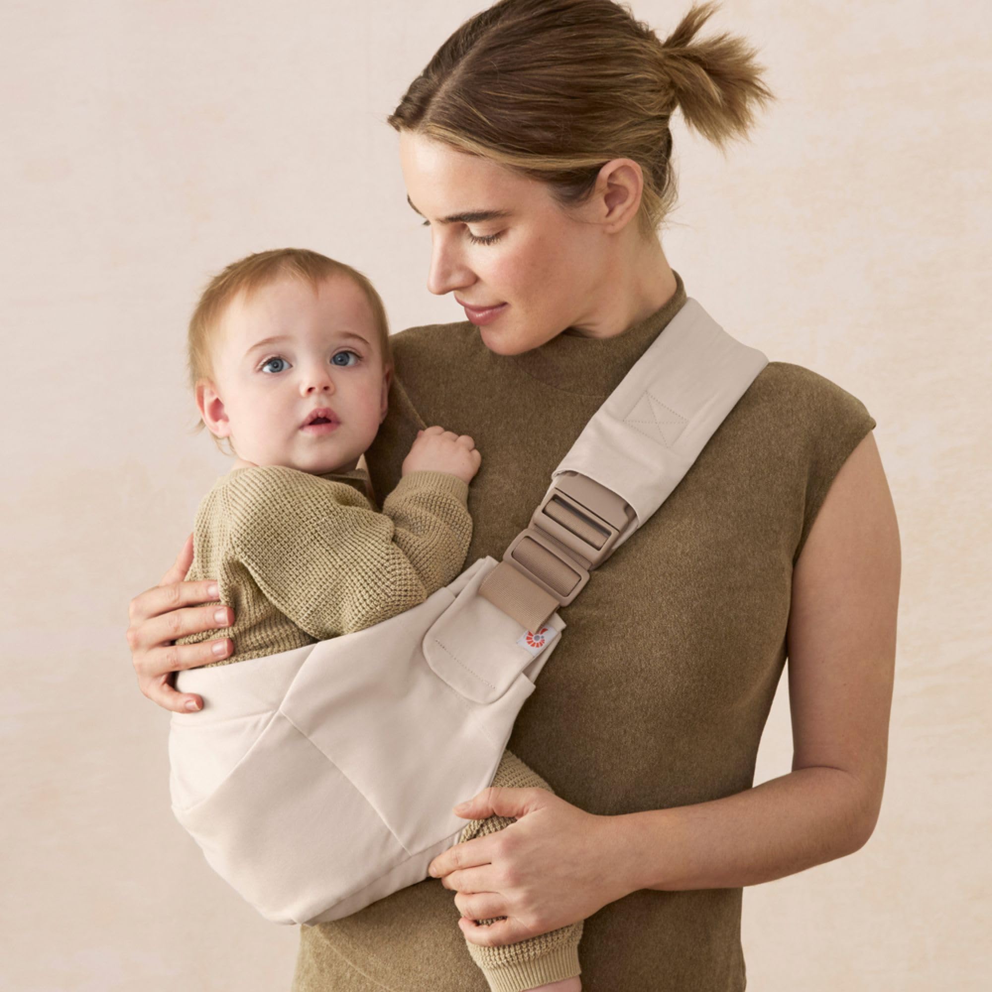 Ergobaby Upsie Sling Portabebè ergonomico per neonati e bambini piccoli dai 6 mesi (7,7-20,4 kg), passaggio spontaneo tra camminare e essere trasportati, Natural Beige
