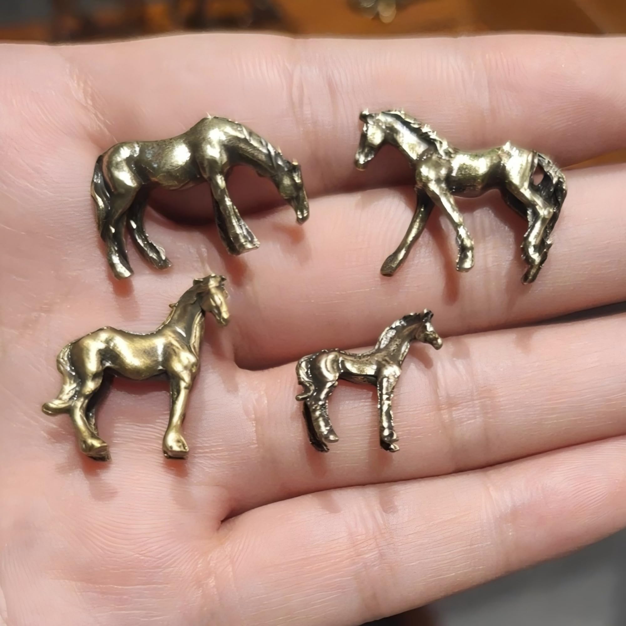 Zestaw 4 miniaturowych figurek koni z mosiądzu – ręcznie wykończone metalowe figurki koni, rustykalna dekoracja biurka z brązu, małe zabytkowe konie do ekspozycji na półce, kolekcjonerskie m