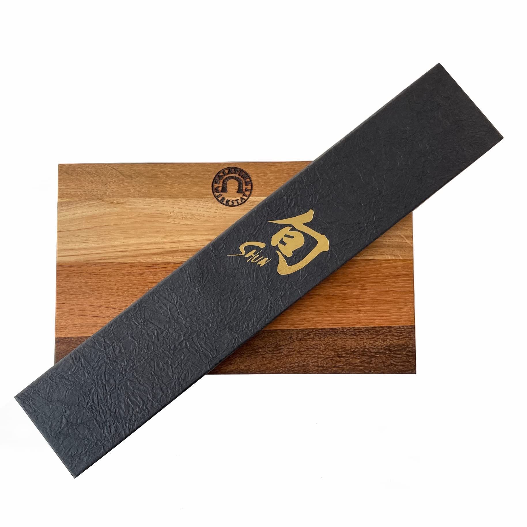 KAI DM-0720 Shun Schinkenmesser 23 cm mit Kullenschliff + Eichenholzbrett 30x20 cm – Damaszenerstahl 32 Lagen – VG MAX Stahl 61 HRC – Klingenschonend & robust – Geschenkset für Profiköche