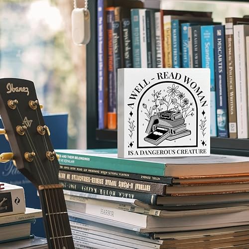Miniatura 4 de Letrero de madera con texto en inglés A Well Read Woman Is A Dangerous Creature, Book Worm Nerd para el hogar, dormitorio, lector de libros,