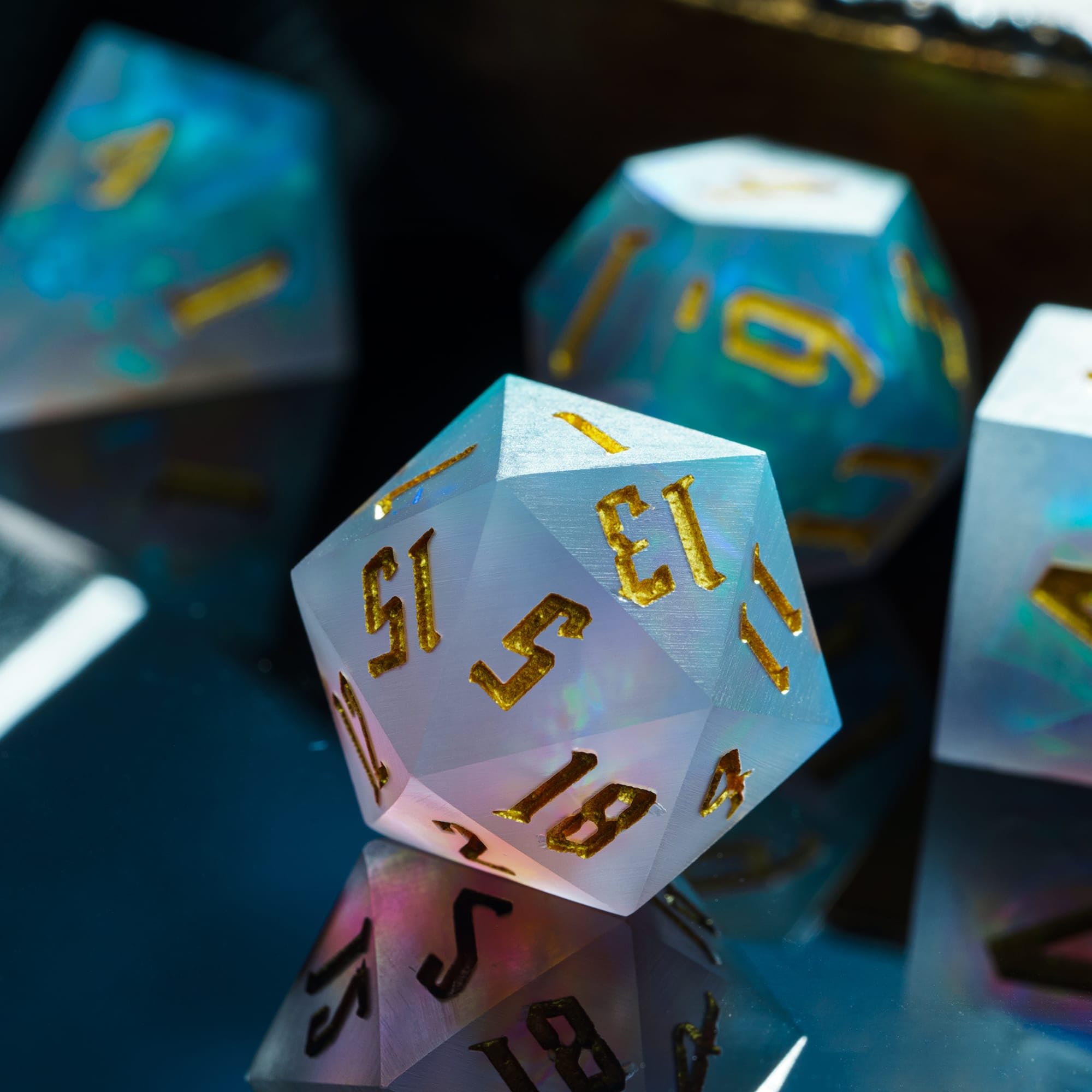 Cusdie Ensemble de 7 dés DND, ensemble de dés polyédriques remplis d'animaux, pour le jeu de rôle Donjons et Dragons TTRPG D&D (Esprit Vert